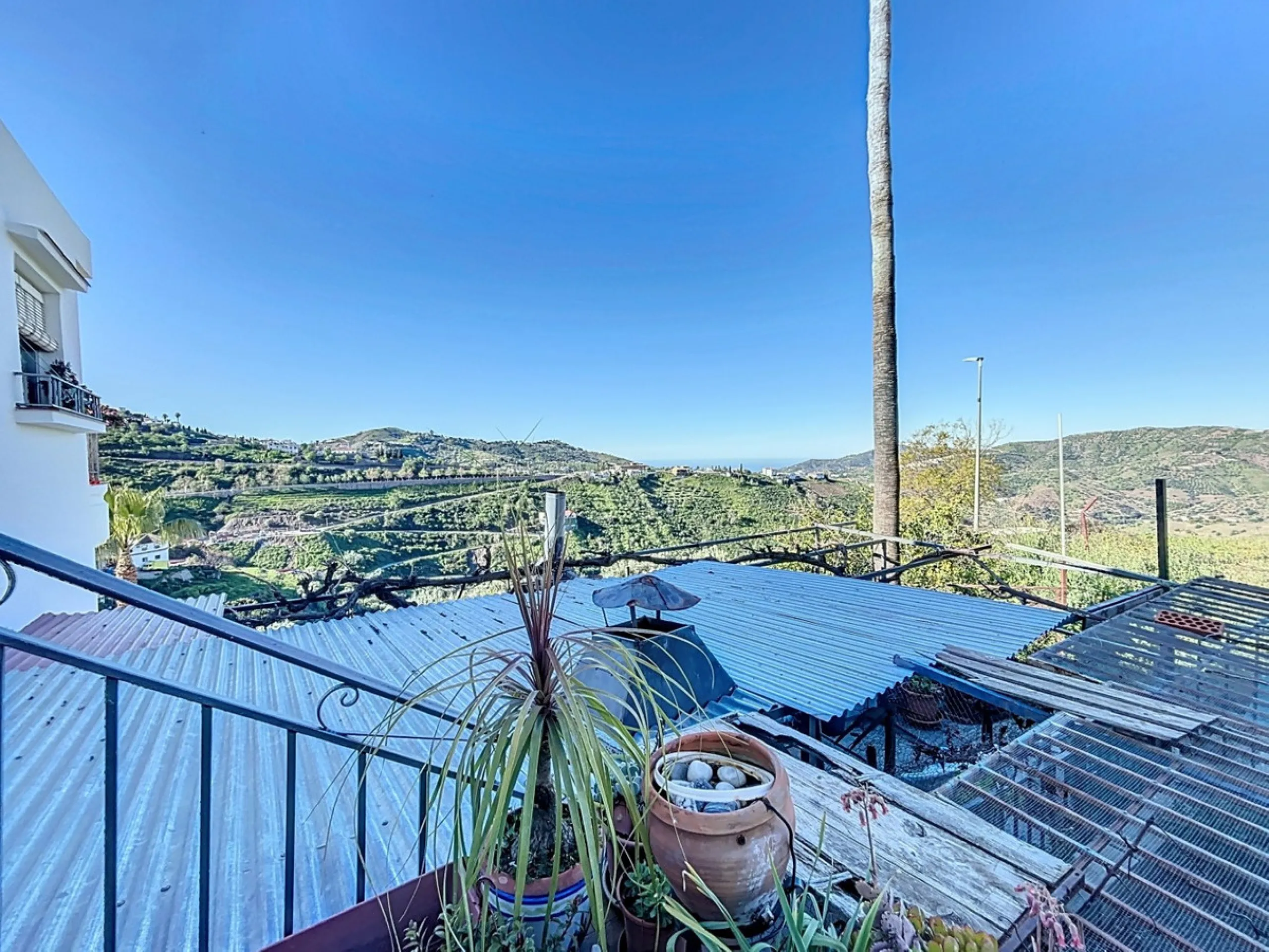 Situated in the charming, whitewashed village of Cómpeta, this versatile house offers an ideal setup for private use, rental investment, or multi-generational living. Divided into three independent apartments, it provides great flexibility whether youre l