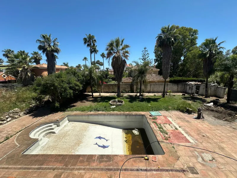 This substantial villa, set within the sought-after enclave of El Colorado in Nueva Andalucia, Marbella, presents an exceptional opportunity for those seeking a renovation project in a prime location. Boasting 7 bedrooms, 5 bathrooms, and a guest toilet, 