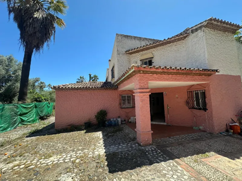 This substantial villa, set within the sought-after enclave of El Colorado in Nueva Andalucia, Marbella, presents an exceptional opportunity for those seeking a renovation project in a prime location. Boasting 7 bedrooms, 5 bathrooms, and a guest toilet, 