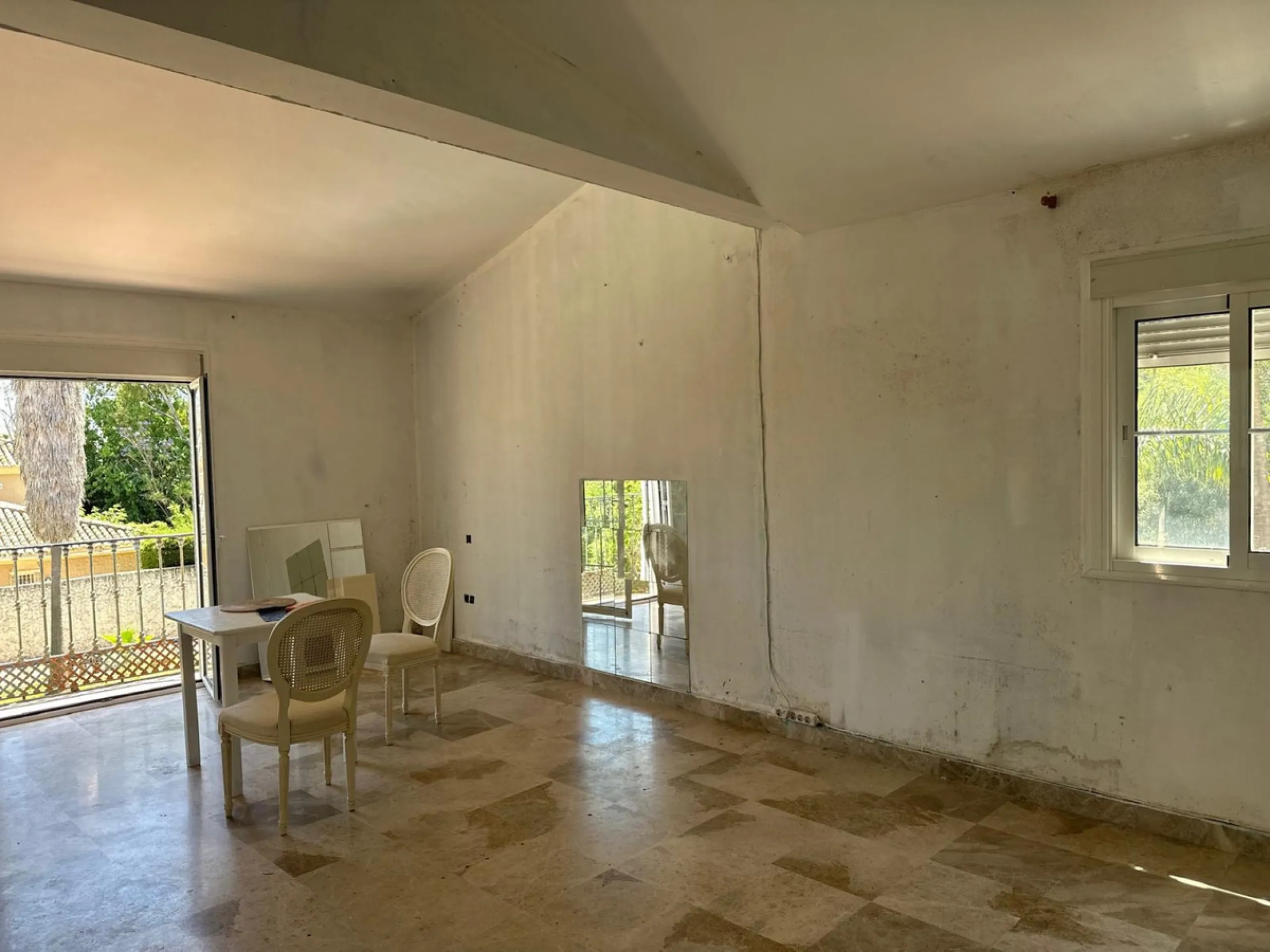 This substantial villa, set within the sought-after enclave of El Colorado in Nueva Andalucia, Marbella, presents an exceptional opportunity for those seeking a renovation project in a prime location. Boasting 7 bedrooms, 5 bathrooms, and a guest toilet, 
