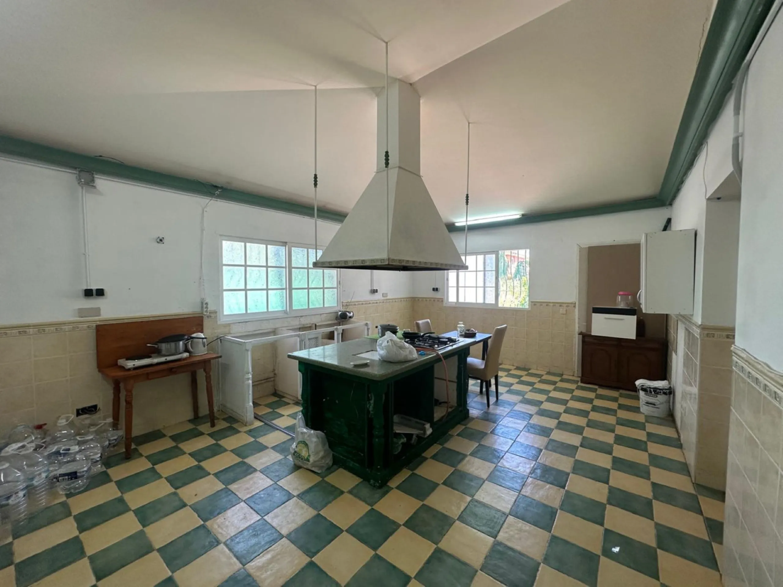 This substantial villa, set within the sought-after enclave of El Colorado in Nueva Andalucia, Marbella, presents an exceptional opportunity for those seeking a renovation project in a prime location. Boasting 7 bedrooms, 5 bathrooms, and a guest toilet, 