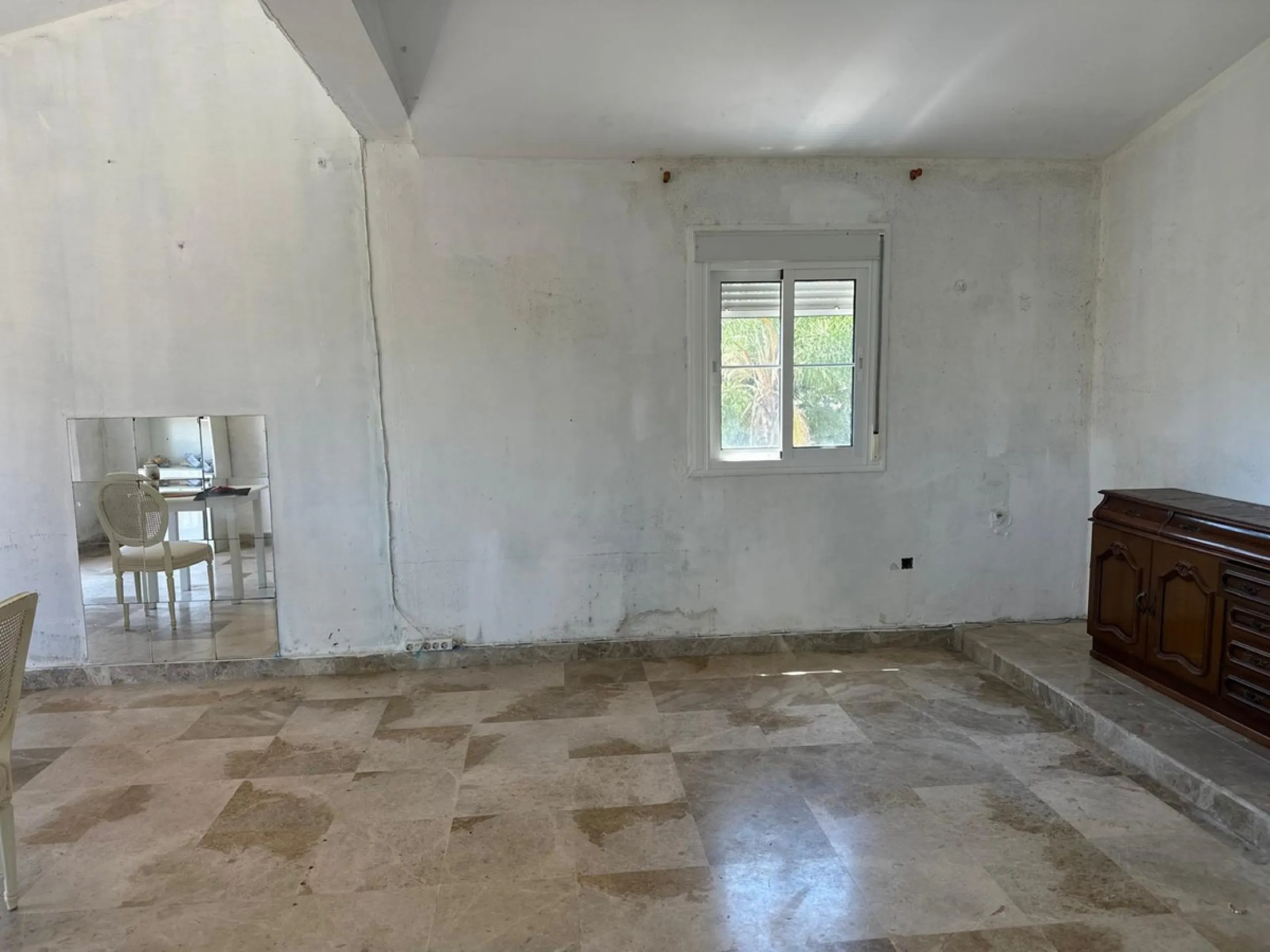 This substantial villa, set within the sought-after enclave of El Colorado in Nueva Andalucia, Marbella, presents an exceptional opportunity for those seeking a renovation project in a prime location. Boasting 7 bedrooms, 5 bathrooms, and a guest toilet, 