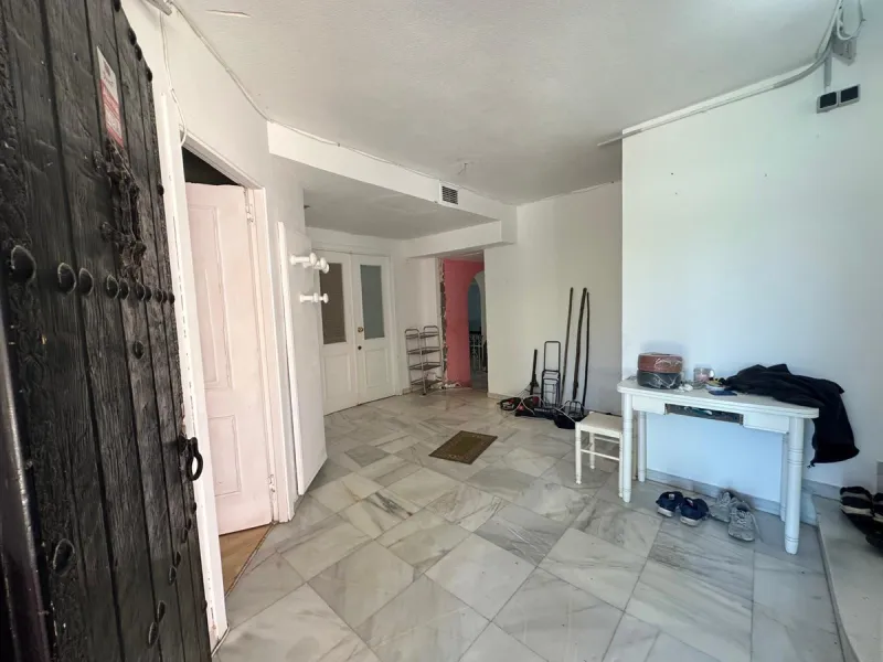 This substantial villa, set within the sought-after enclave of El Colorado in Nueva Andalucia, Marbella, presents an exceptional opportunity for those seeking a renovation project in a prime location. Boasting 7 bedrooms, 5 bathrooms, and a guest toilet, 