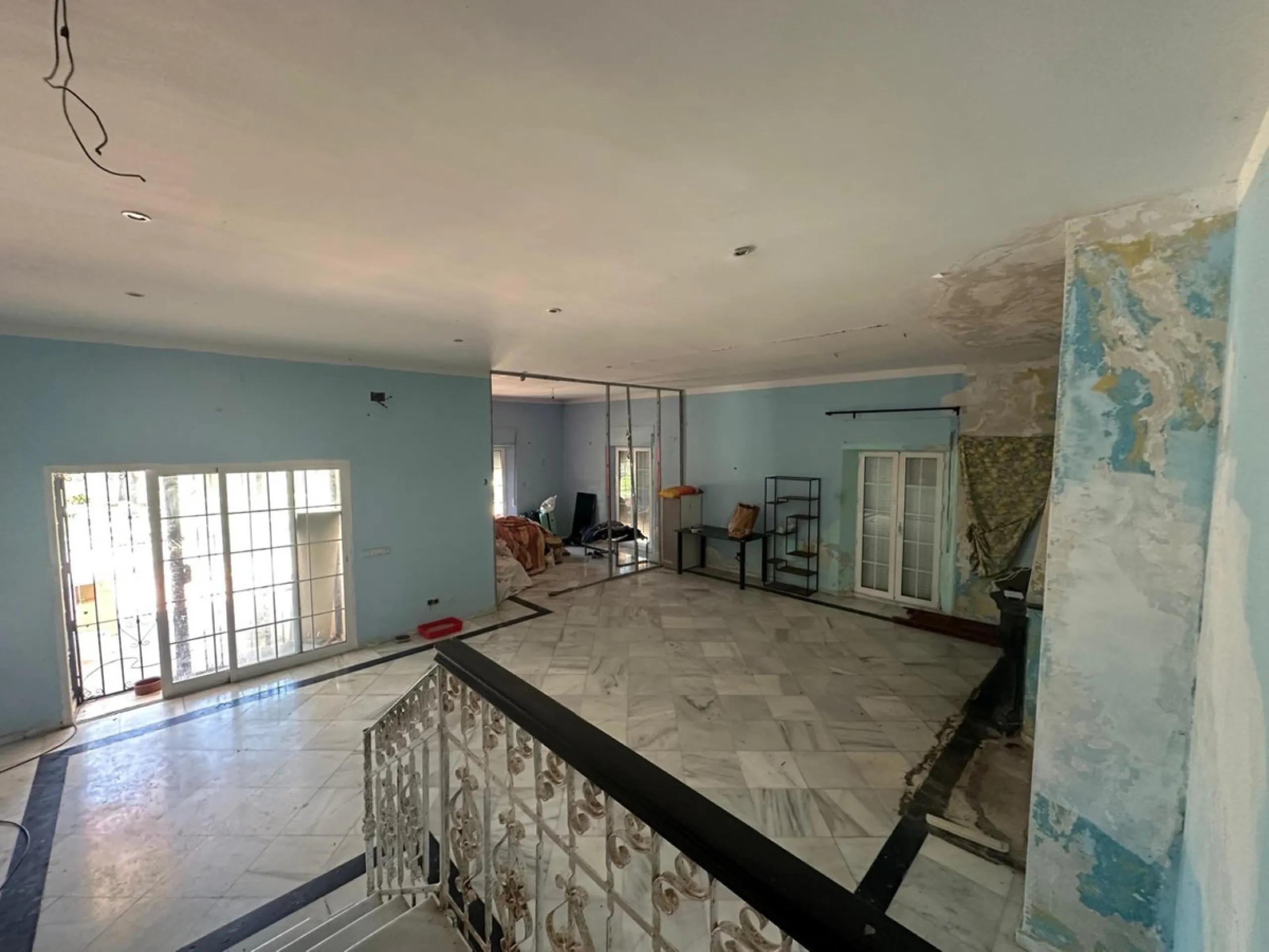 This substantial villa, set within the sought-after enclave of El Colorado in Nueva Andalucia, Marbella, presents an exceptional opportunity for those seeking a renovation project in a prime location. Boasting 7 bedrooms, 5 bathrooms, and a guest toilet, 