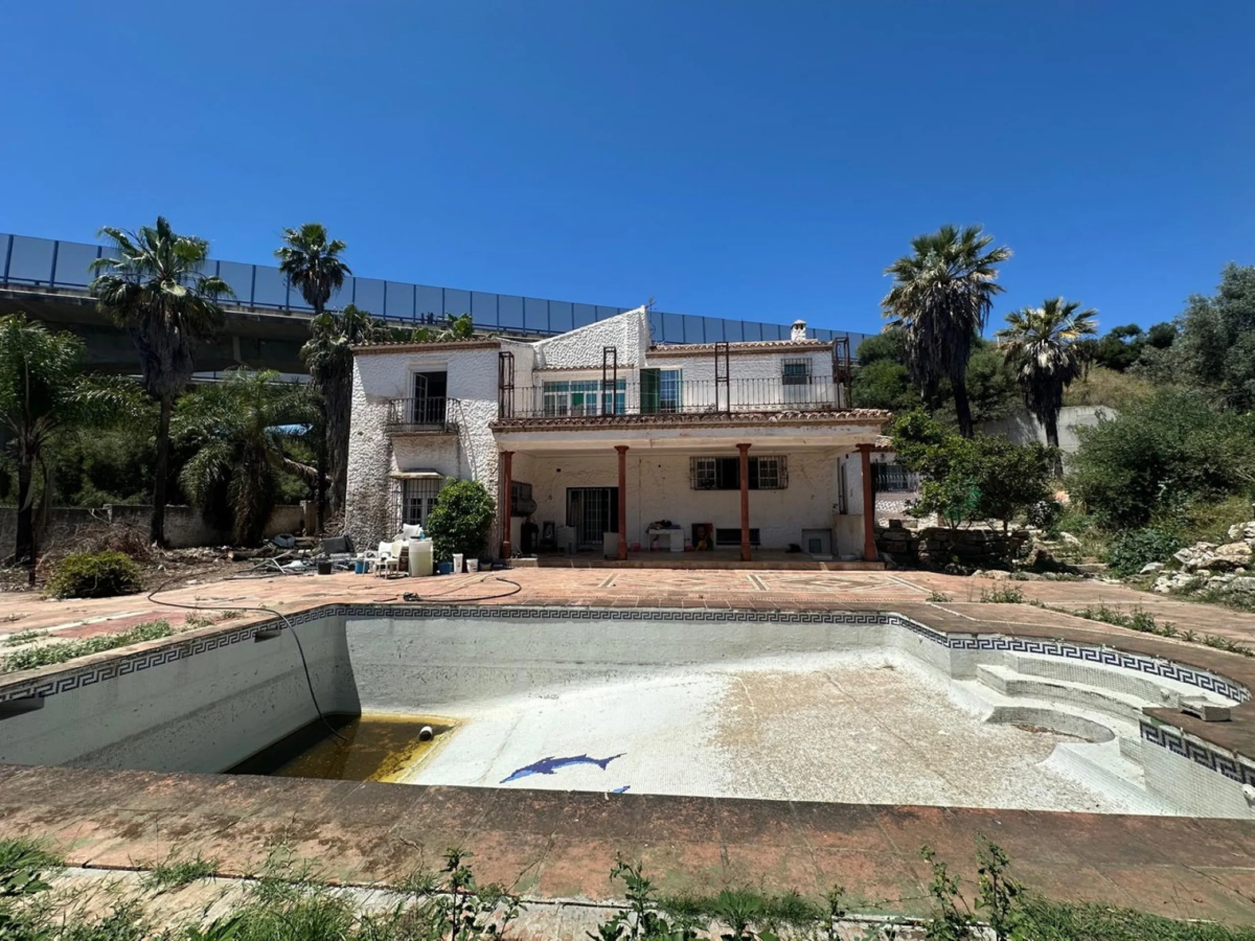 This substantial villa, set within the sought-after enclave of El Colorado in Nueva Andalucia, Marbella, presents an exceptional opportunity for those seeking a renovation project in a prime location. Boasting 7 bedrooms, 5 bathrooms, and a guest toilet, 