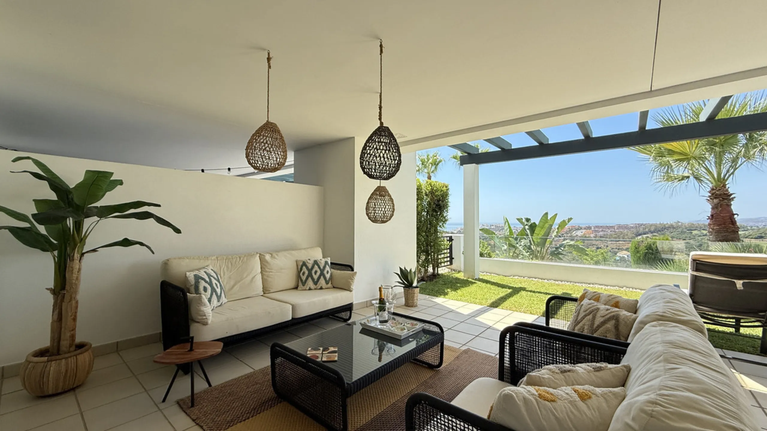 Diese elegante Erdgeschosswohnung liegt in der exklusiven Wohnanlage Terrazas de Cortesin, mitten im weltbekannten Finca Cortesin Golf Resort in Casares. Bekannt für seinen Meisterschaftsgolfplatz (Austragungsort des Solheim Cups 2023)