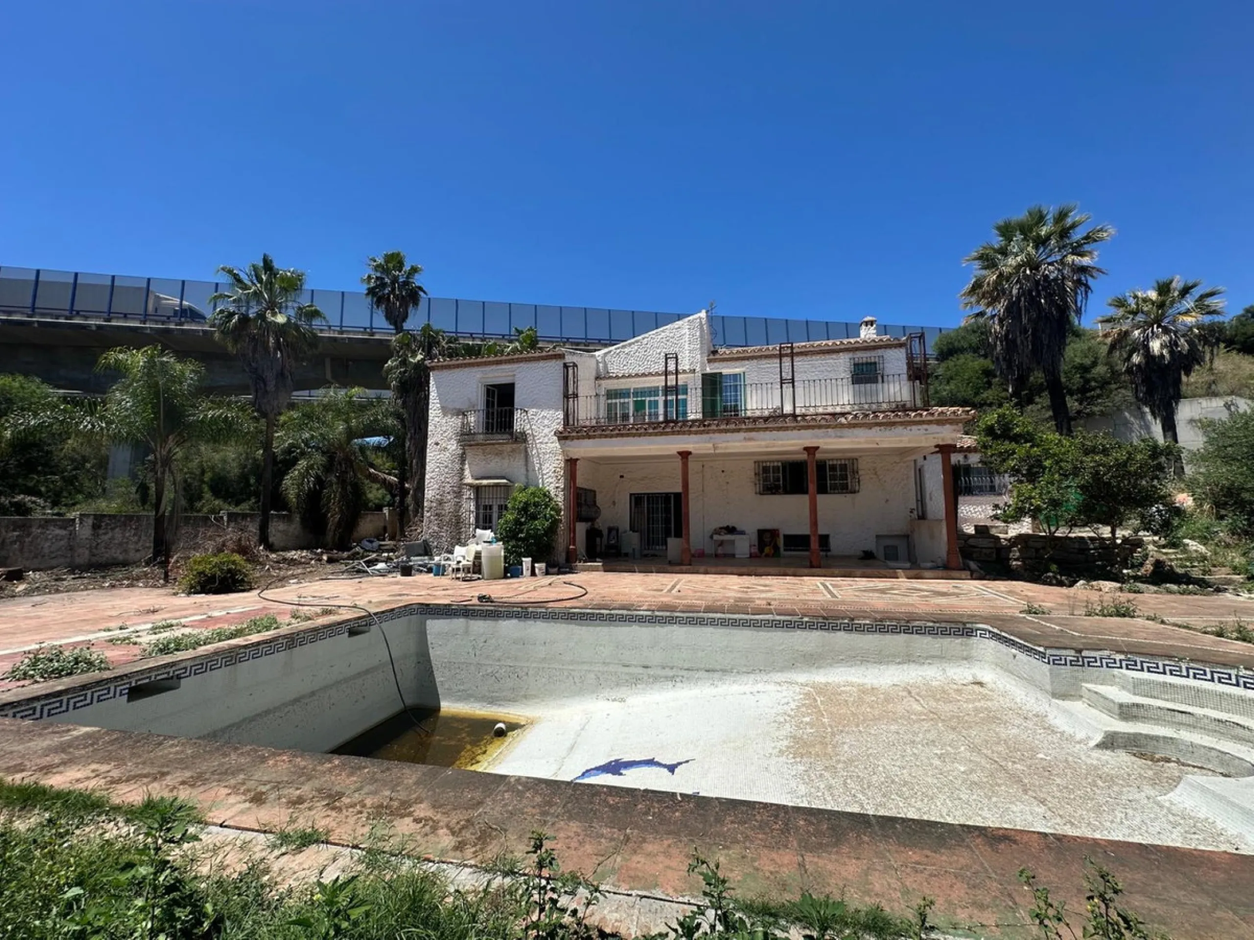 This substantial villa, set within the sought-after enclave of El Colorado in Nueva Andalucia, Marbella, presents an exceptional opportunity for those seeking a renovation project in a prime location. Boasting 7 bedrooms, 5 bathrooms, and a guest toilet, 
