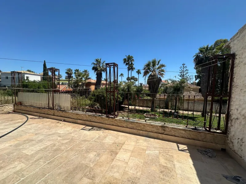 This substantial villa, set within the sought-after enclave of El Colorado in Nueva Andalucia, Marbella, presents an exceptional opportunity for those seeking a renovation project in a prime location. Boasting 7 bedrooms, 5 bathrooms, and a guest toilet, 