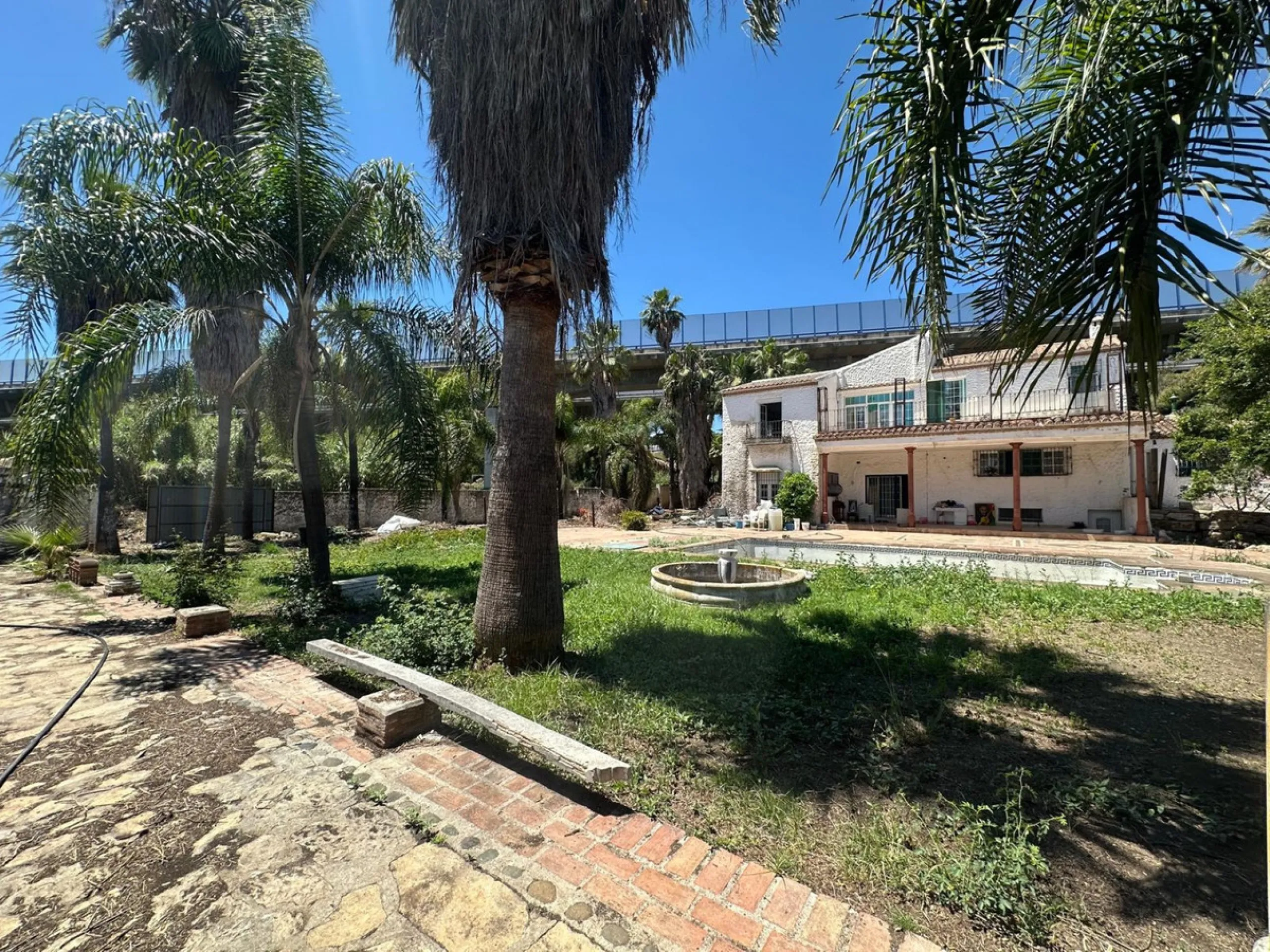 This substantial villa, set within the sought-after enclave of El Colorado in Nueva Andalucia, Marbella, presents an exceptional opportunity for those seeking a renovation project in a prime location. Boasting 7 bedrooms, 5 bathrooms, and a guest toilet, 
