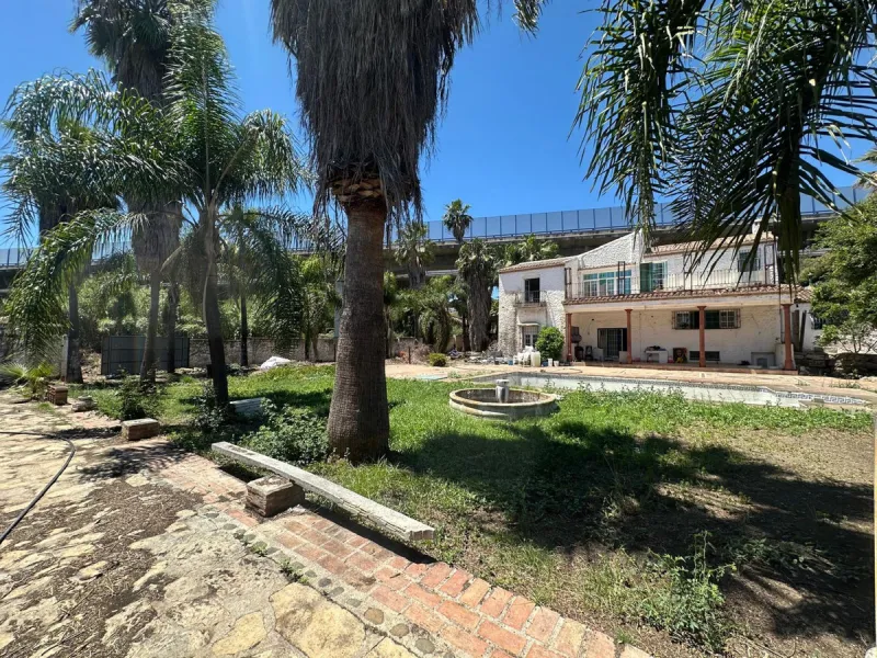 This substantial villa, set within the sought-after enclave of El Colorado in Nueva Andalucia, Marbella, presents an exceptional opportunity for those seeking a renovation project in a prime location. Boasting 7 bedrooms, 5 bathrooms, and a guest toilet, 