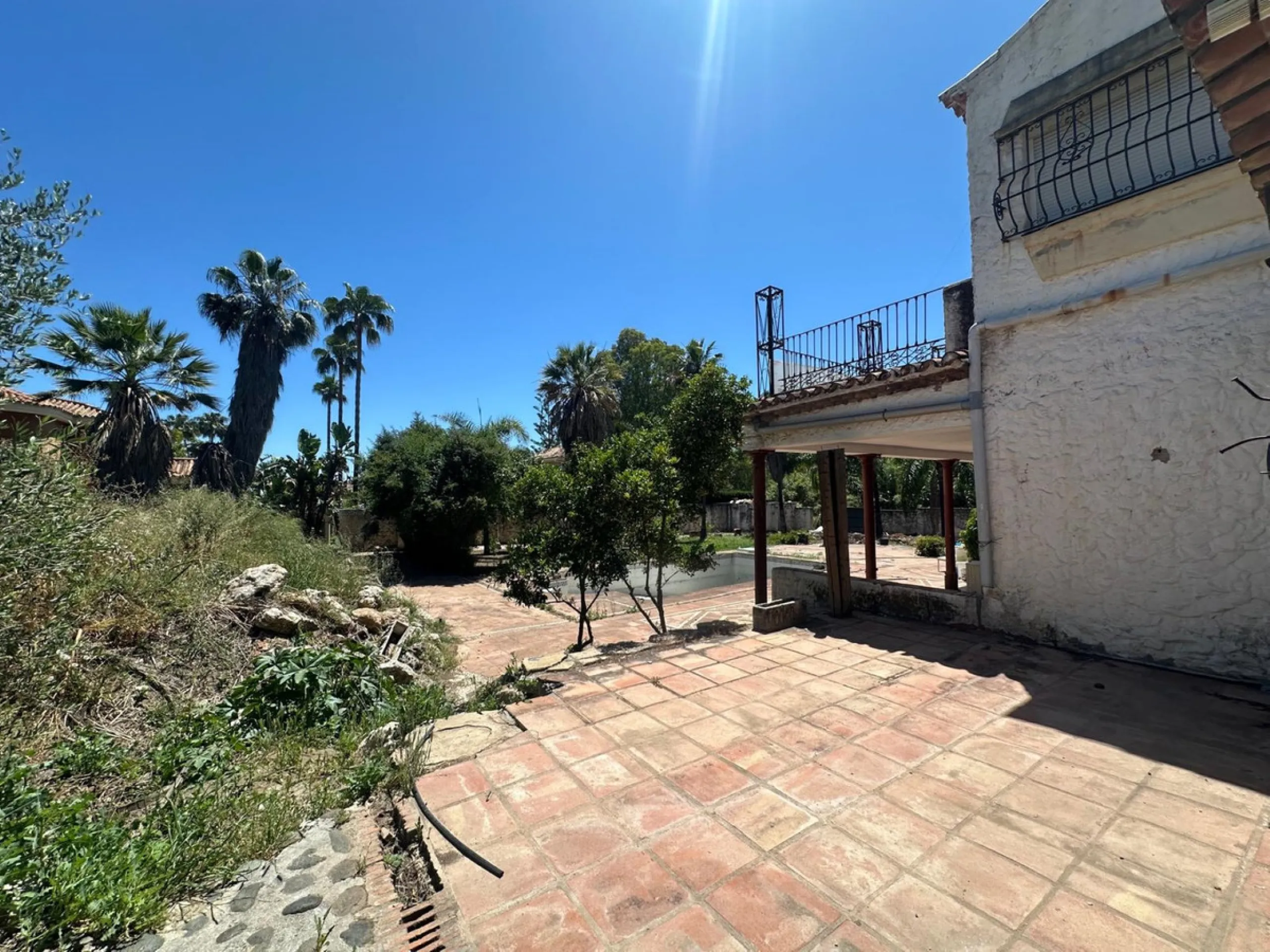 This substantial villa, set within the sought-after enclave of El Colorado in Nueva Andalucia, Marbella, presents an exceptional opportunity for those seeking a renovation project in a prime location. Boasting 7 bedrooms, 5 bathrooms, and a guest toilet, 
