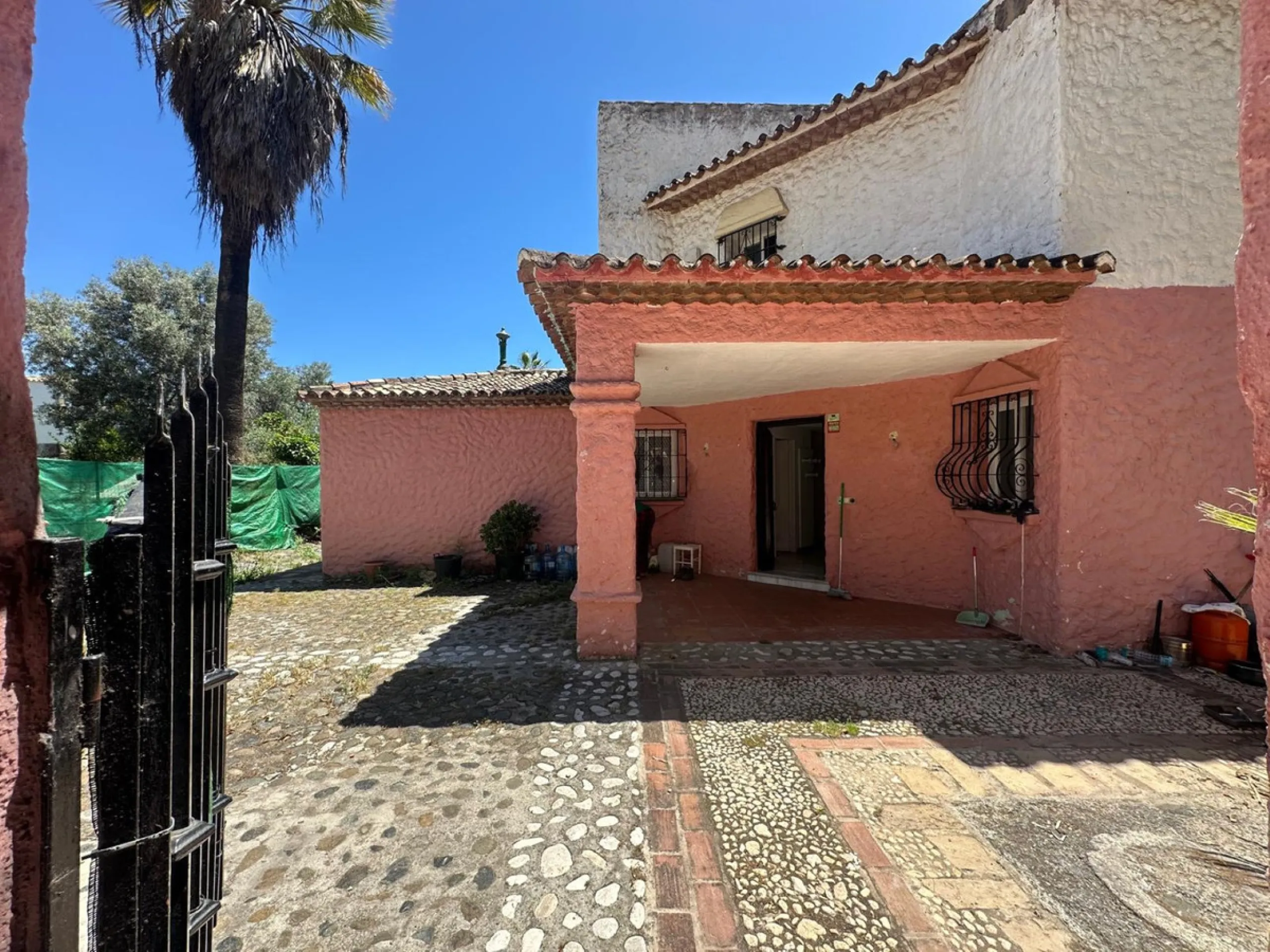 This substantial villa, set within the sought-after enclave of El Colorado in Nueva Andalucia, Marbella, presents an exceptional opportunity for those seeking a renovation project in a prime location. Boasting 7 bedrooms, 5 bathrooms, and a guest toilet, 