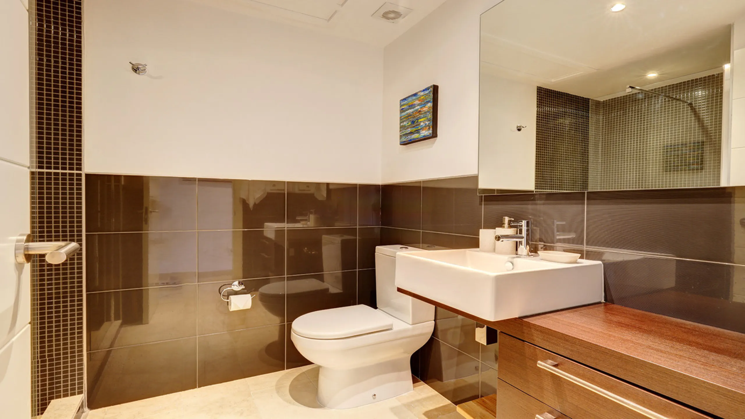 Diese elegante Erdgeschosswohnung liegt in der exklusiven Wohnanlage Terrazas de Cortesin, mitten im weltbekannten Finca Cortesin Golf Resort in Casares. Bekannt für seinen Meisterschaftsgolfplatz (Austragungsort des Solheim Cups 2023)