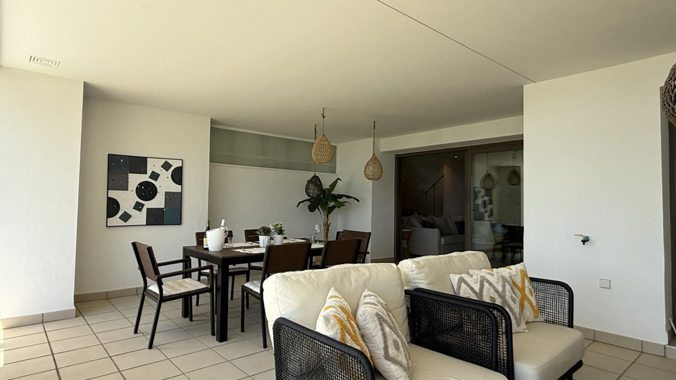 Diese elegante Erdgeschosswohnung liegt in der exklusiven Wohnanlage Terrazas de Cortesin, mitten im weltbekannten Finca Cortesin Golf Resort in Casares. Bekannt für seinen Meisterschaftsgolfplatz (Austragungsort des Solheim Cups 2023)