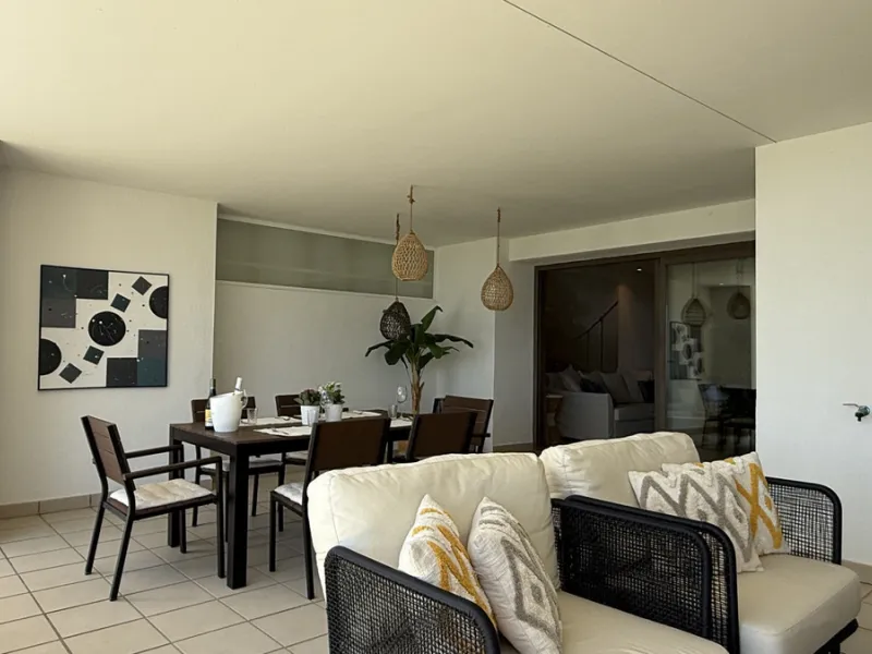 Diese elegante Erdgeschosswohnung liegt in der exklusiven Wohnanlage Terrazas de Cortesin, mitten im weltbekannten Finca Cortesin Golf Resort in Casares. Bekannt für seinen Meisterschaftsgolfplatz (Austragungsort des Solheim Cups 2023)