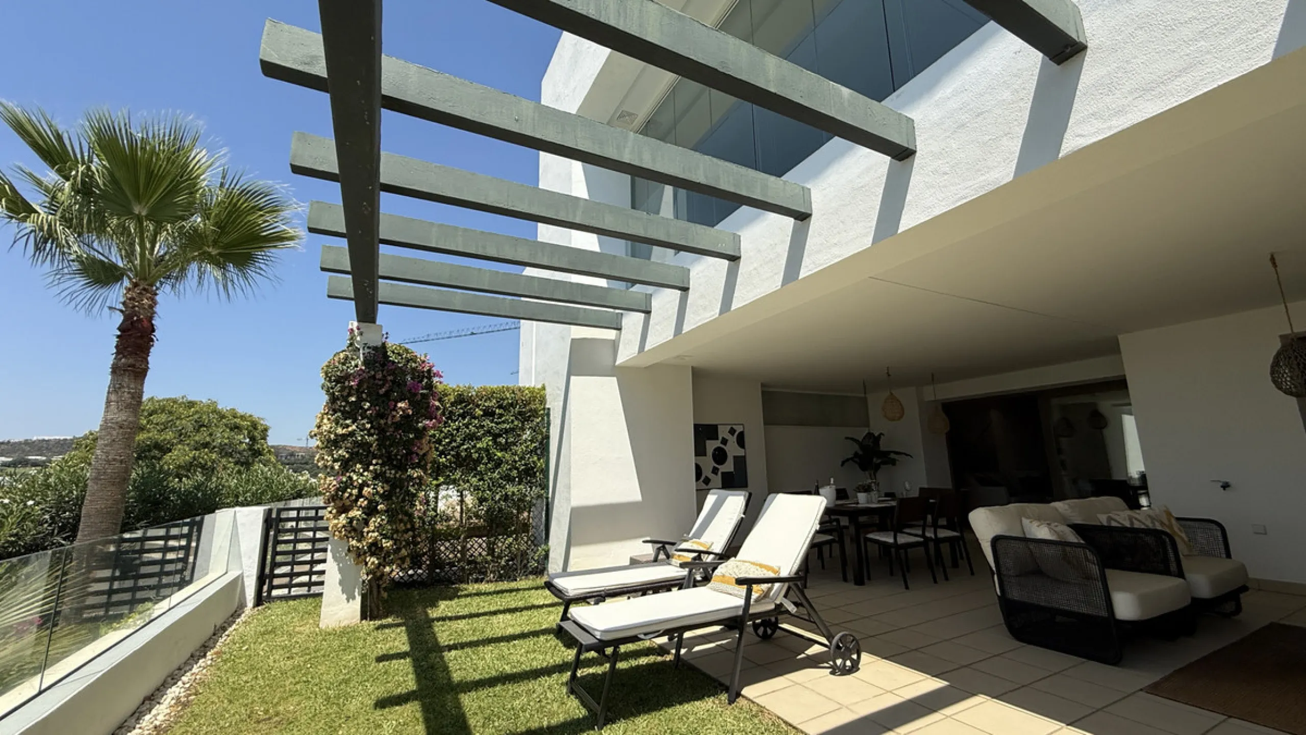 Diese elegante Erdgeschosswohnung liegt in der exklusiven Wohnanlage Terrazas de Cortesin, mitten im weltbekannten Finca Cortesin Golf Resort in Casares. Bekannt für seinen Meisterschaftsgolfplatz (Austragungsort des Solheim Cups 2023)