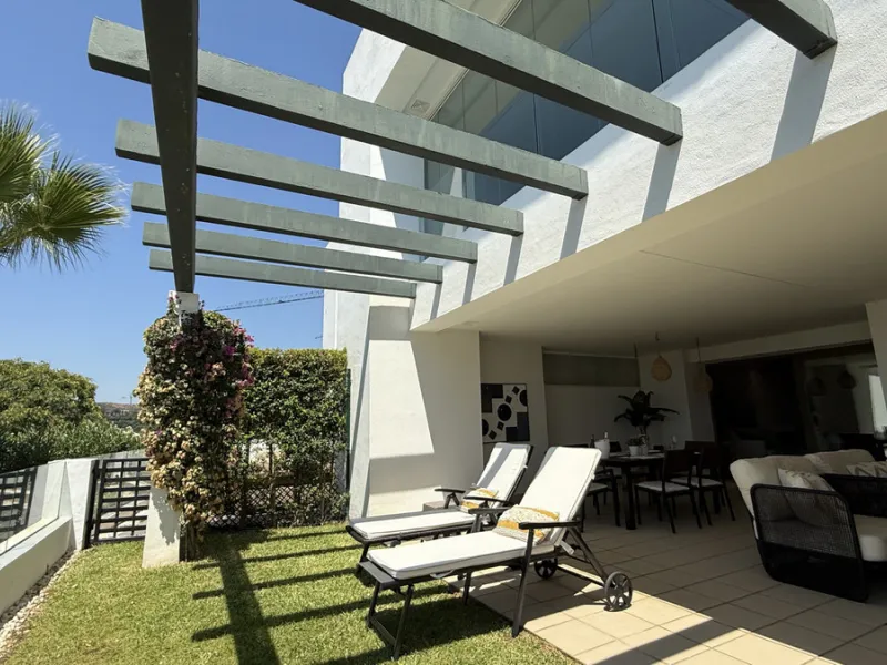 Diese elegante Erdgeschosswohnung liegt in der exklusiven Wohnanlage Terrazas de Cortesin, mitten im weltbekannten Finca Cortesin Golf Resort in Casares. Bekannt für seinen Meisterschaftsgolfplatz (Austragungsort des Solheim Cups 2023)