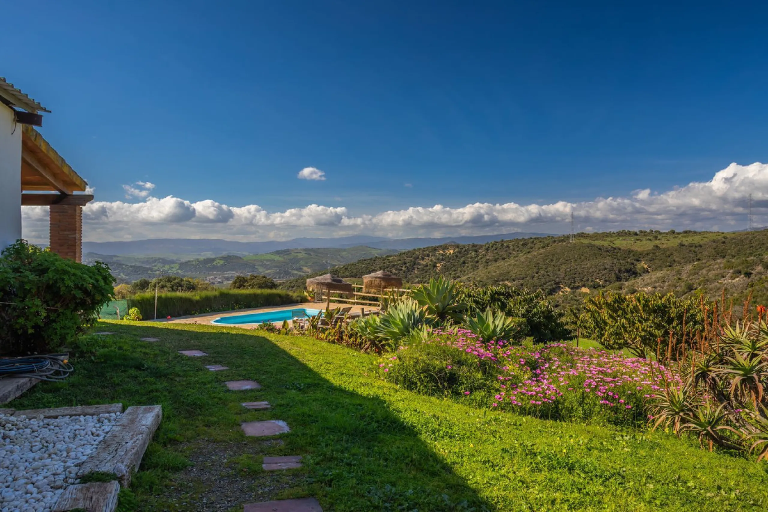 Commercial - Hotel в продаже в Casares, Málaga. В доме 8 спален и 6 ванных комнат. Площадь дома 559 м². Площадь участка 60000 м²