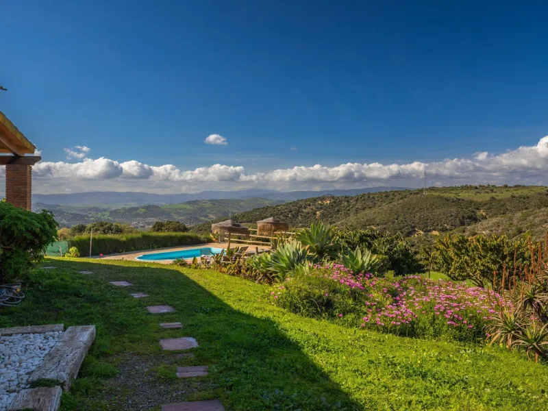 Commercial - Hotel в продаже в Casares, Málaga. В доме 8 спален и 6 ванных комнат. Площадь дома 559 м². Площадь участка 60000 м²