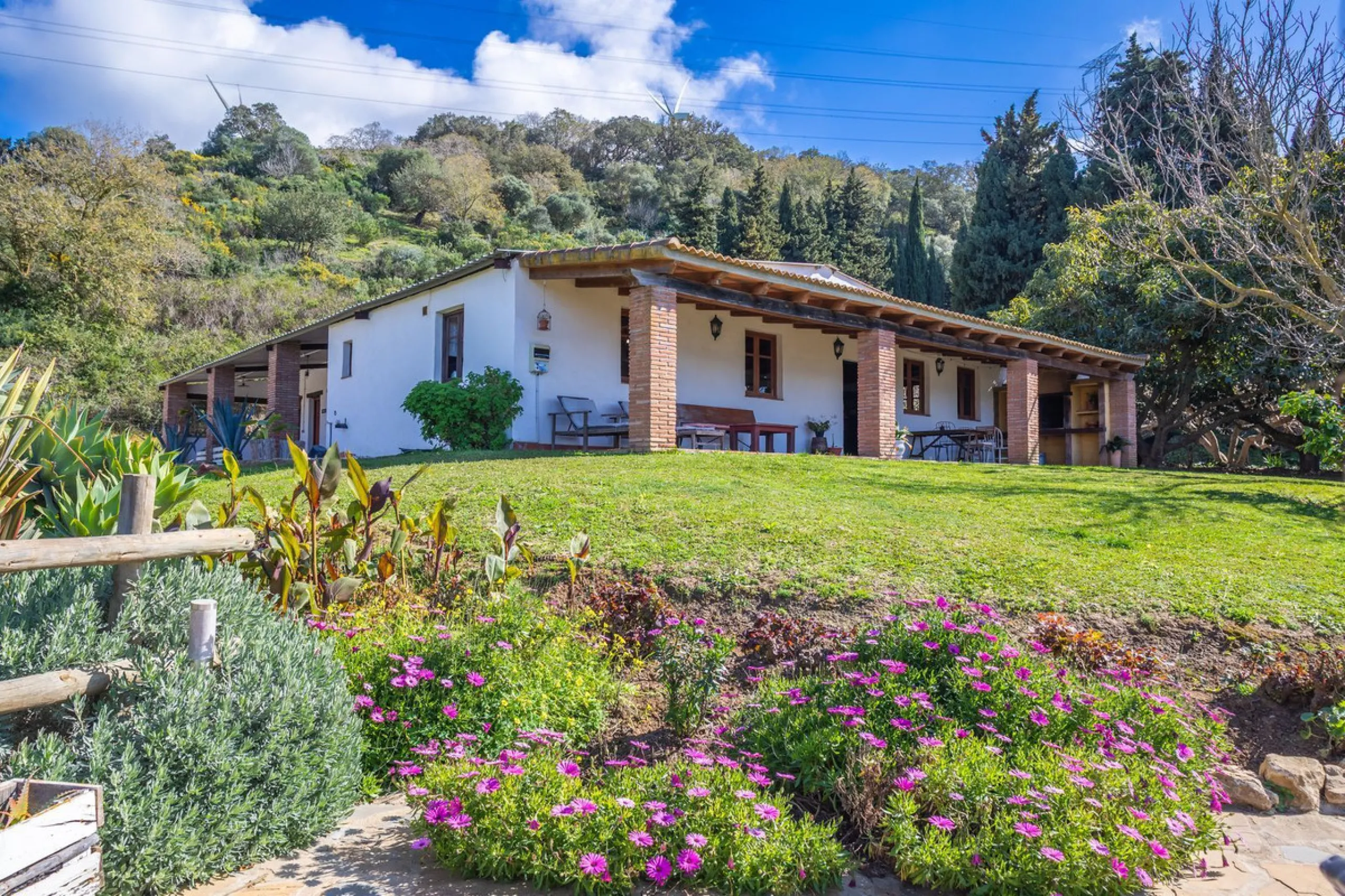 Commercial - Hotel в продаже в Casares, Málaga. В доме 8 спален и 6 ванных комнат. Площадь дома 559 м². Площадь участка 60000 м²