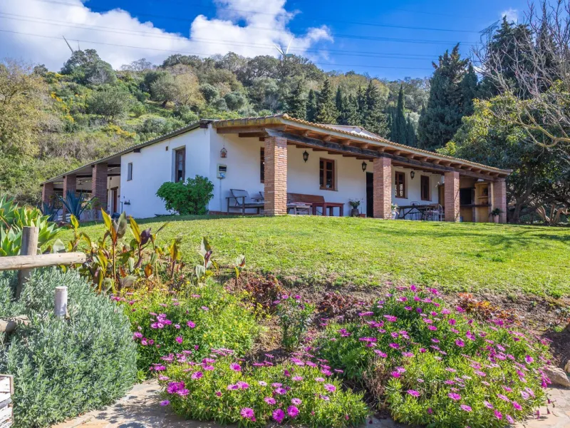 Commercial - Hotel в продаже в Casares, Málaga. В доме 8 спален и 6 ванных комнат. Площадь дома 559 м². Площадь участка 60000 м²