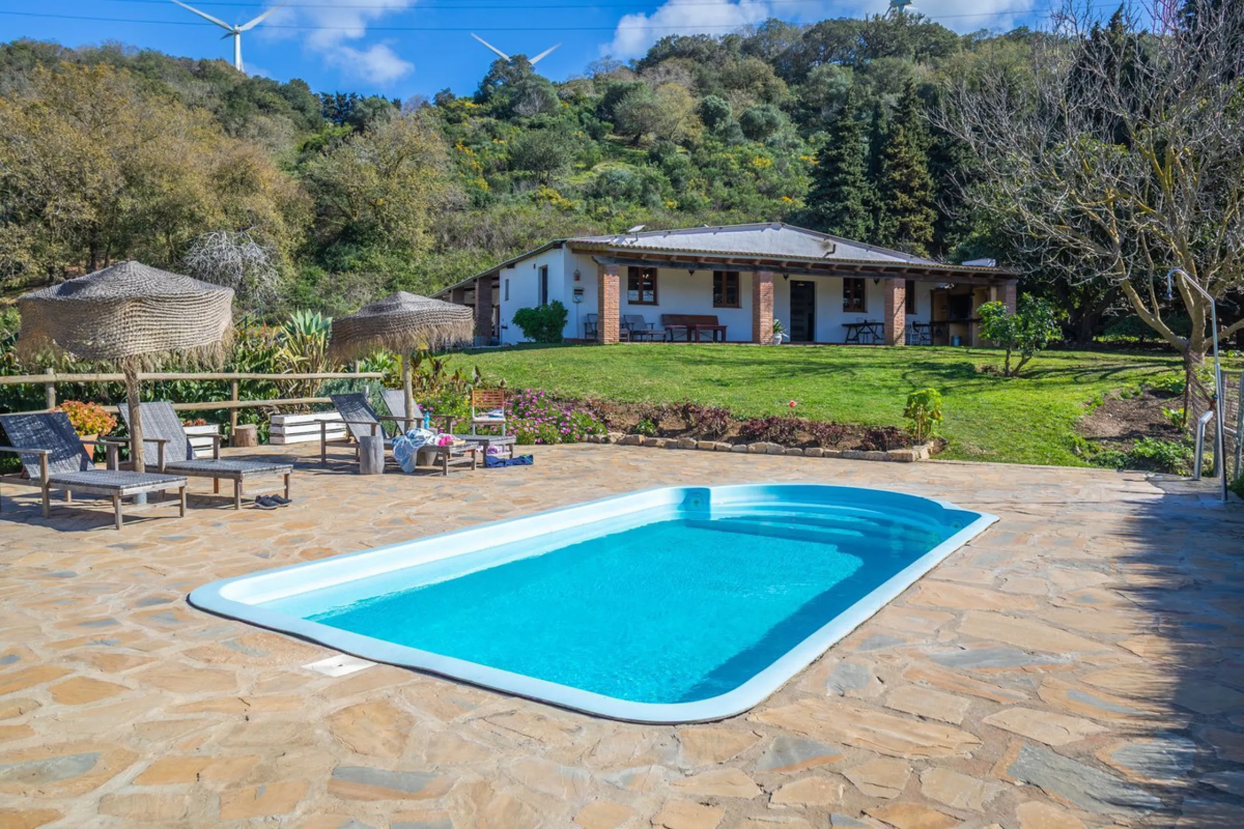 Commercial - Hotel в продаже в Casares, Málaga. В доме 8 спален и 6 ванных комнат. Площадь дома 559 м². Площадь участка 60000 м²