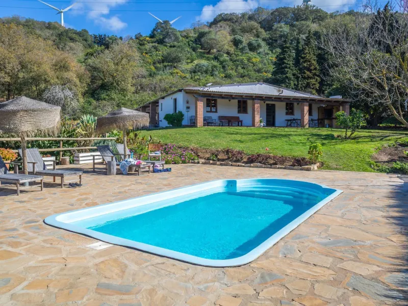 Commercial - Hotel в продаже в Casares, Málaga. В доме 8 спален и 6 ванных комнат. Площадь дома 559 м². Площадь участка 60000 м²