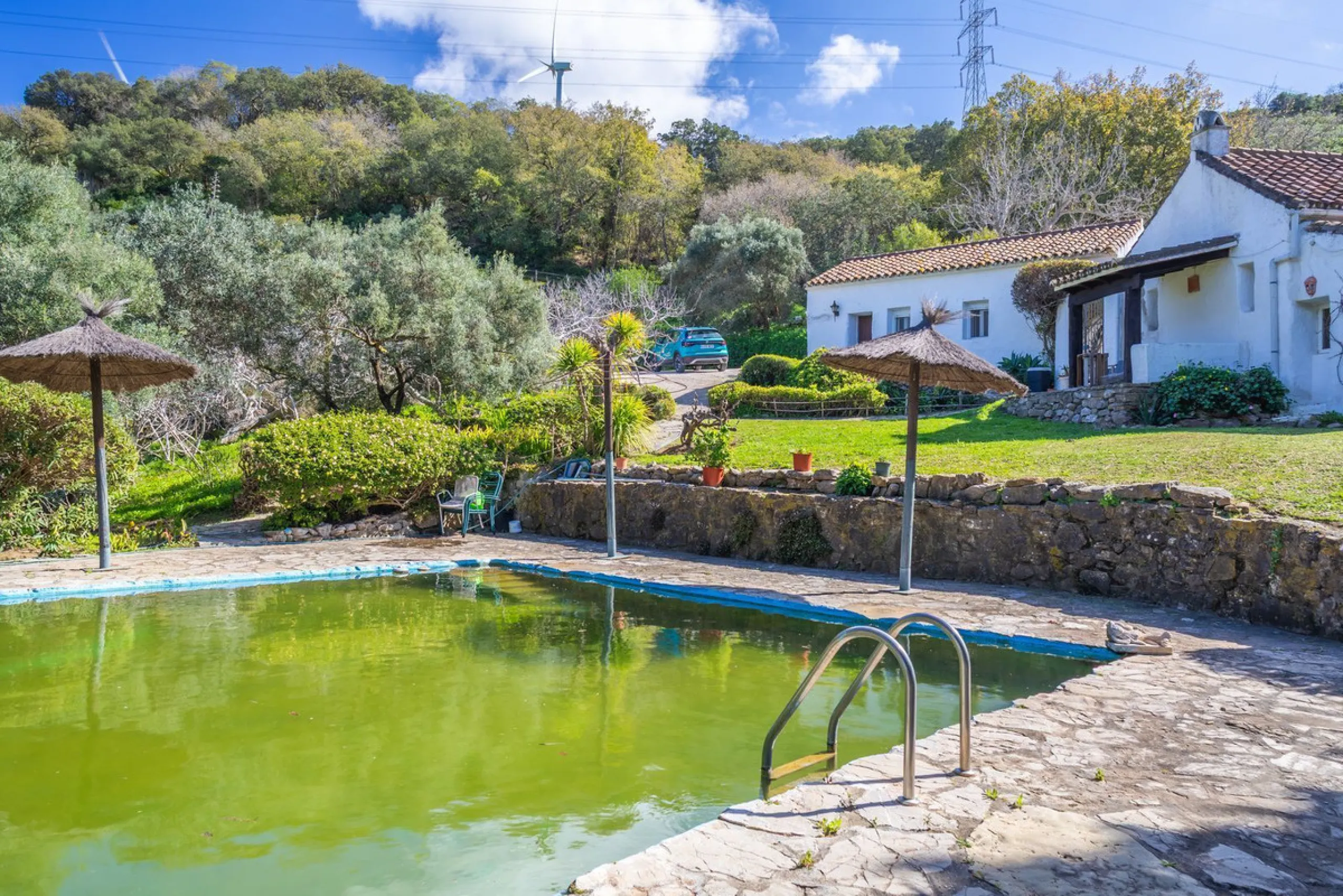 Commercial - Hotel в продаже в Casares, Málaga. В доме 8 спален и 6 ванных комнат. Площадь дома 559 м². Площадь участка 60000 м²
