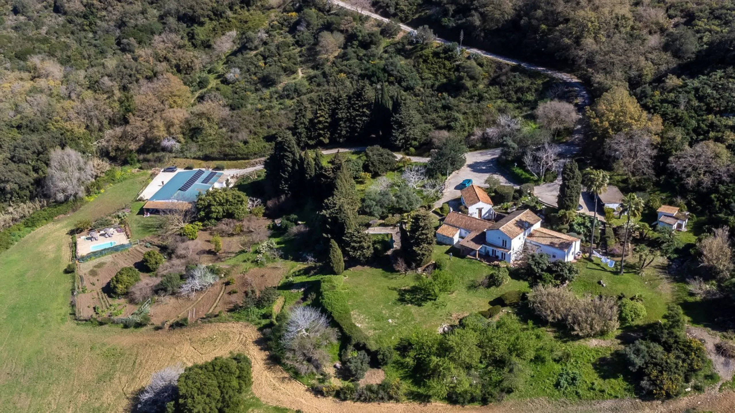 Commercial - Hotel в продаже в Casares, Málaga. В доме 8 спален и 6 ванных комнат. Площадь дома 559 м². Площадь участка 60000 м²