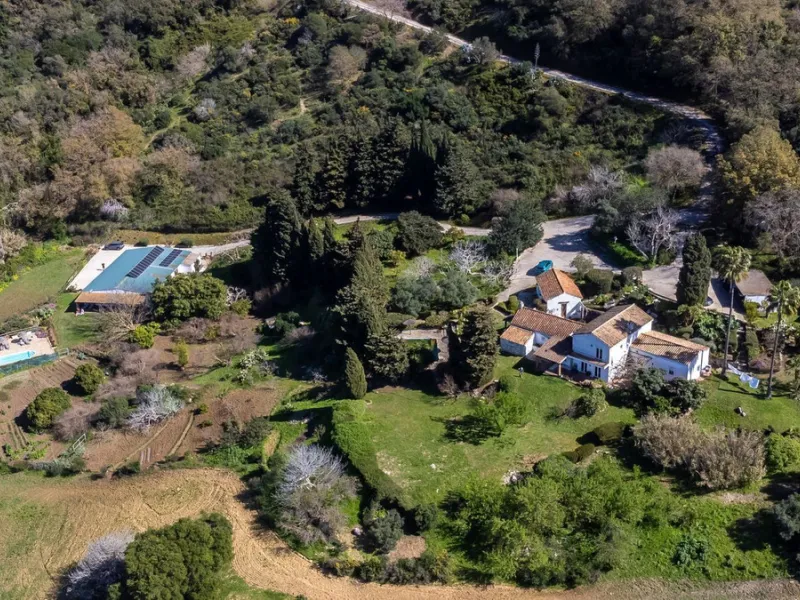 Commercial - Hotel в продаже в Casares, Málaga. В доме 8 спален и 6 ванных комнат. Площадь дома 559 м². Площадь участка 60000 м²