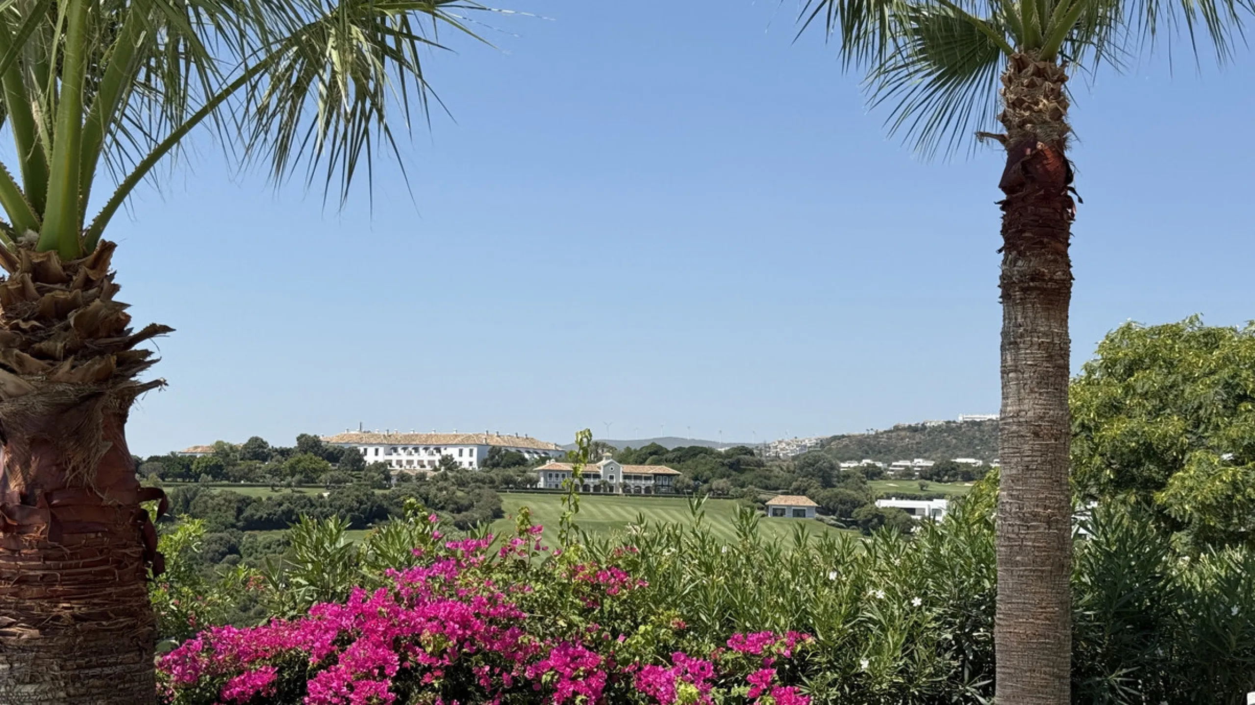 Diese elegante Erdgeschosswohnung liegt in der exklusiven Wohnanlage Terrazas de Cortesin, mitten im weltbekannten Finca Cortesin Golf Resort in Casares. Bekannt für seinen Meisterschaftsgolfplatz (Austragungsort des Solheim Cups 2023)