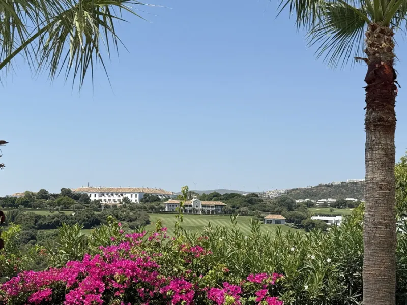 Diese elegante Erdgeschosswohnung liegt in der exklusiven Wohnanlage Terrazas de Cortesin, mitten im weltbekannten Finca Cortesin Golf Resort in Casares. Bekannt für seinen Meisterschaftsgolfplatz (Austragungsort des Solheim Cups 2023)