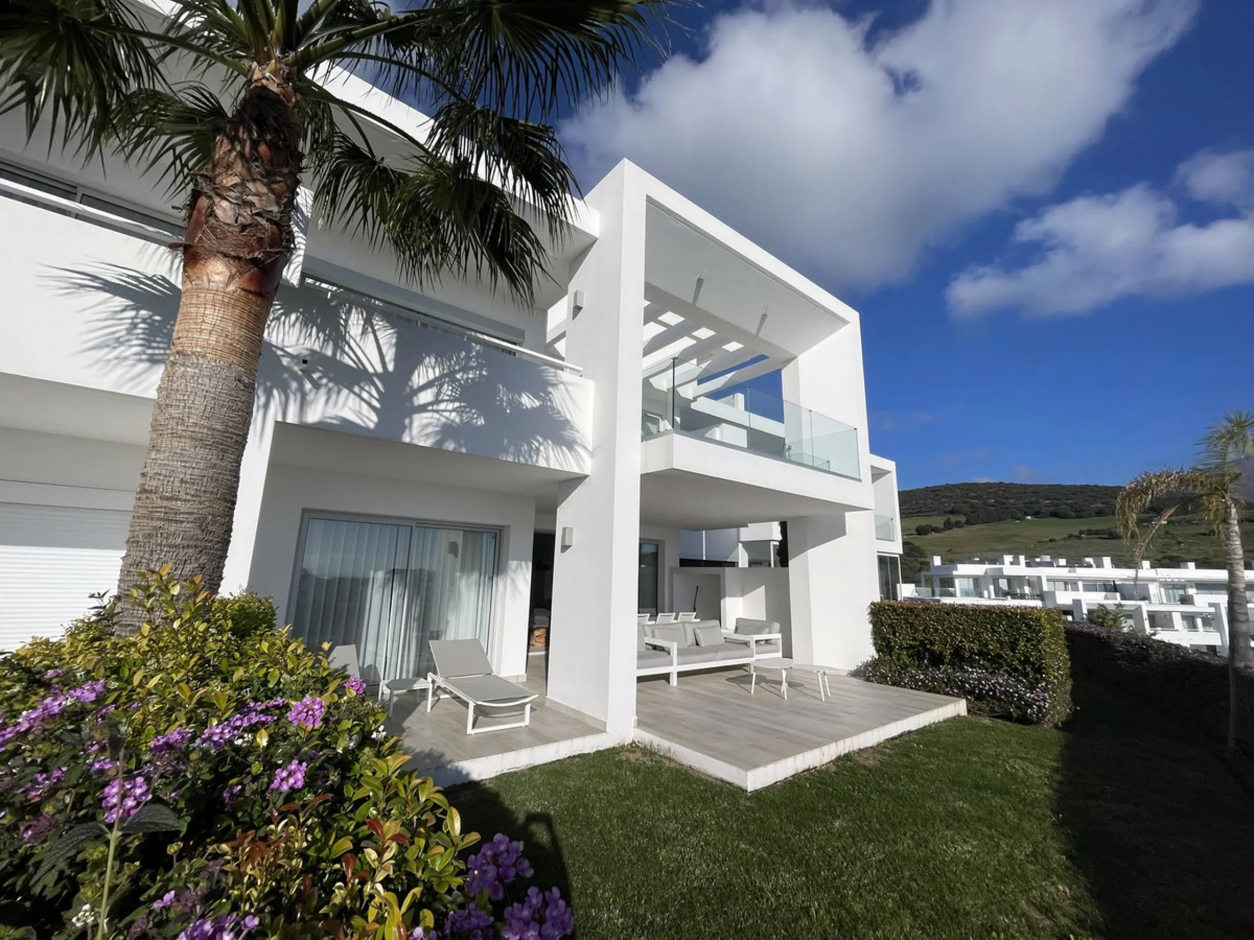 We are pleased to present this bright; modern  and stunning elevated ground floor apartment in the heart of  Casares; Alcazaba lagoon.  The open-concept living area seamlessly connects to a modern dining space, creating a comfortable environment filled wi