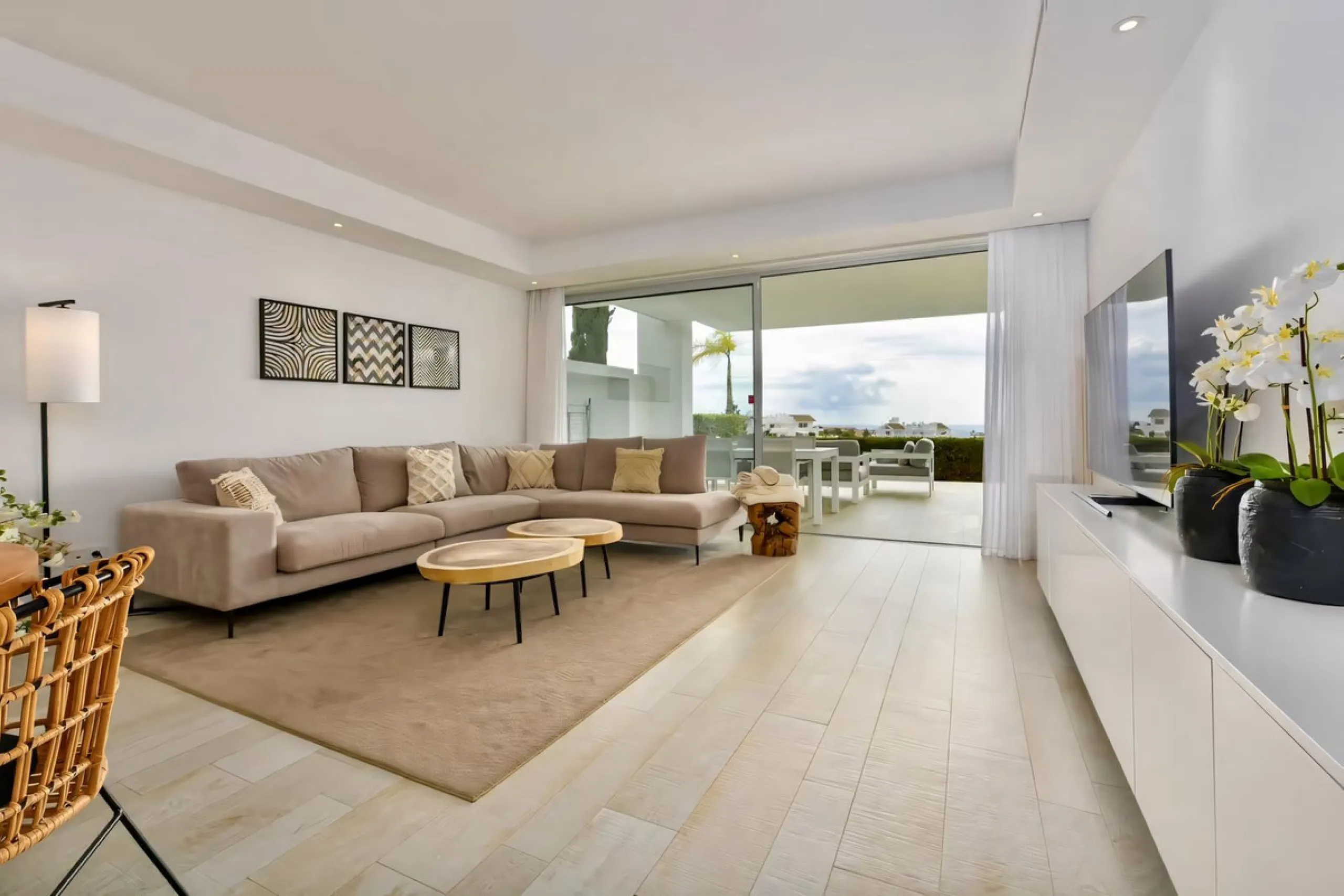 We are pleased to present this bright; modern  and stunning elevated ground floor apartment in the heart of  Casares; Alcazaba lagoon.  The open-concept living area seamlessly connects to a modern dining space, creating a comfortable environment filled wi