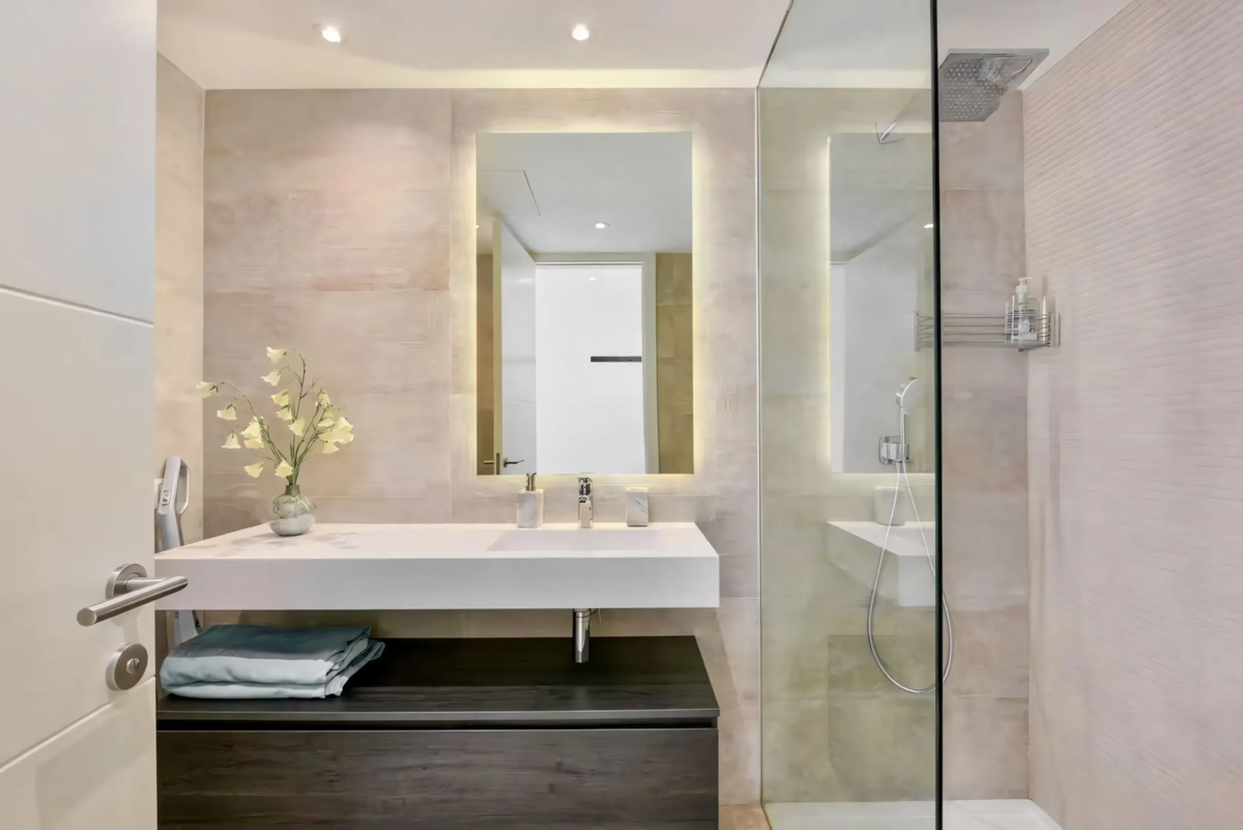 We are pleased to present this bright; modern  and stunning elevated ground floor apartment in the heart of  Casares; Alcazaba lagoon.  The open-concept living area seamlessly connects to a modern dining space, creating a comfortable environment filled wi
