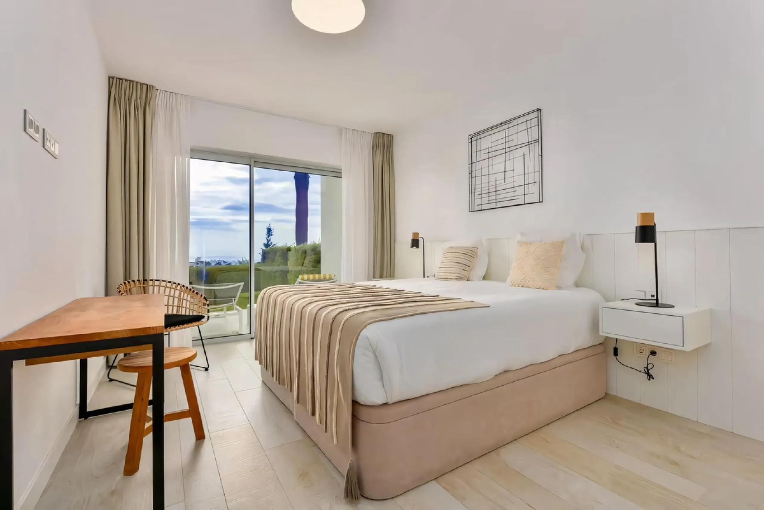 We are pleased to present this bright; modern  and stunning elevated ground floor apartment in the heart of  Casares; Alcazaba lagoon.  The open-concept living area seamlessly connects to a modern dining space, creating a comfortable environment filled wi