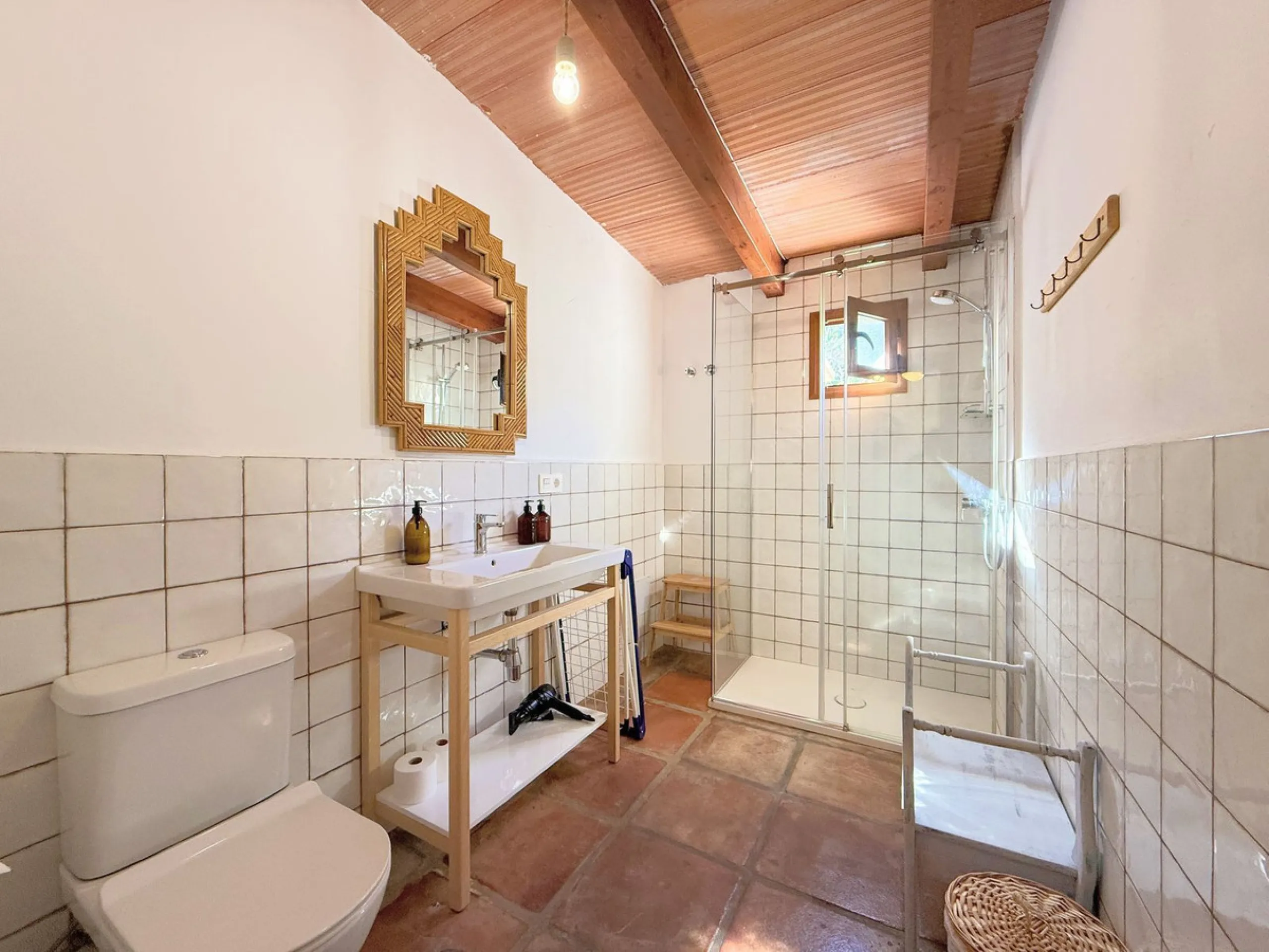 Commercial - Hotel в продаже в Casares, Málaga. В доме 8 спален и 6 ванных комнат. Площадь дома 559 м². Площадь участка 60000 м²