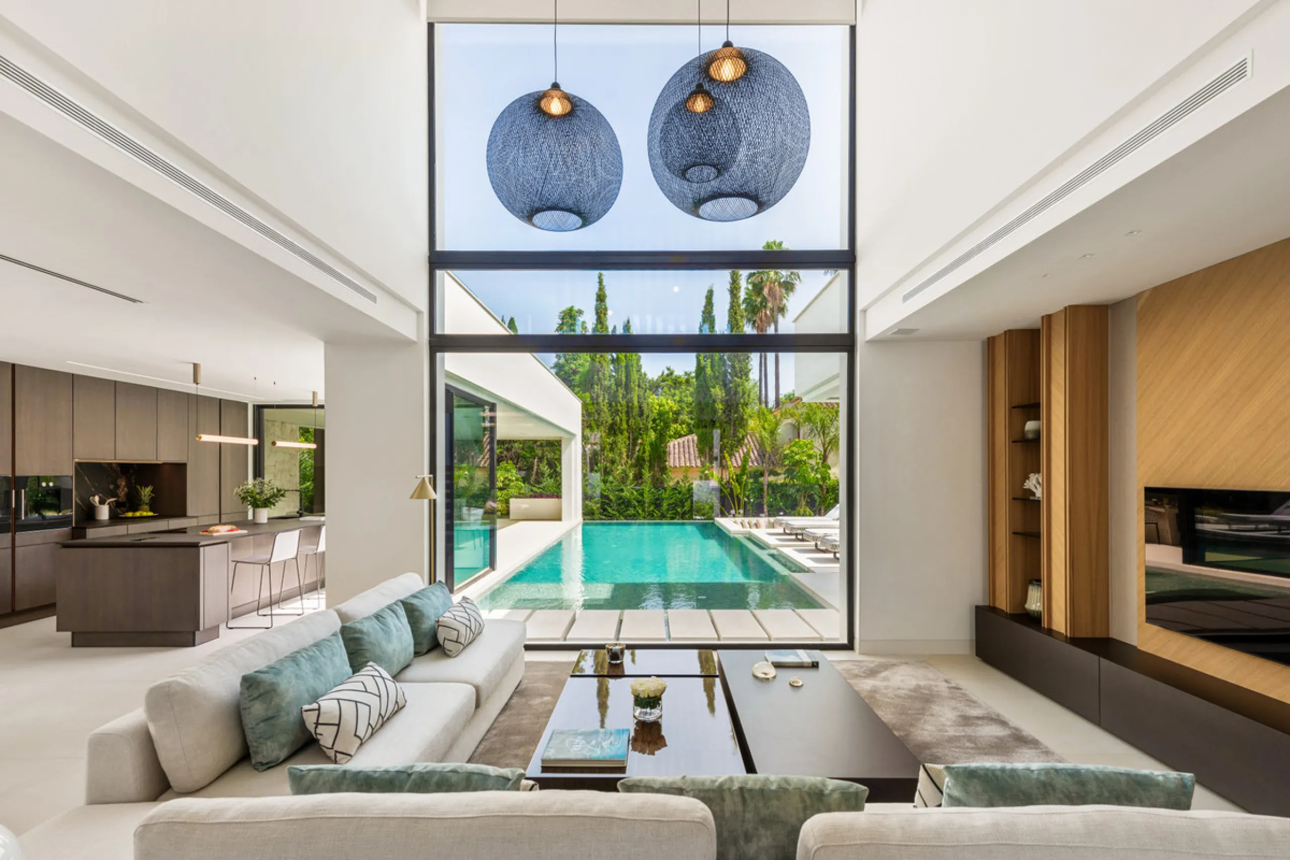 House - Detached Villa в продаже в Marbella, Málaga. В доме 5 спален и 7 ванных комнат. Площадь дома 586 м². Площадь участка 1200 м²