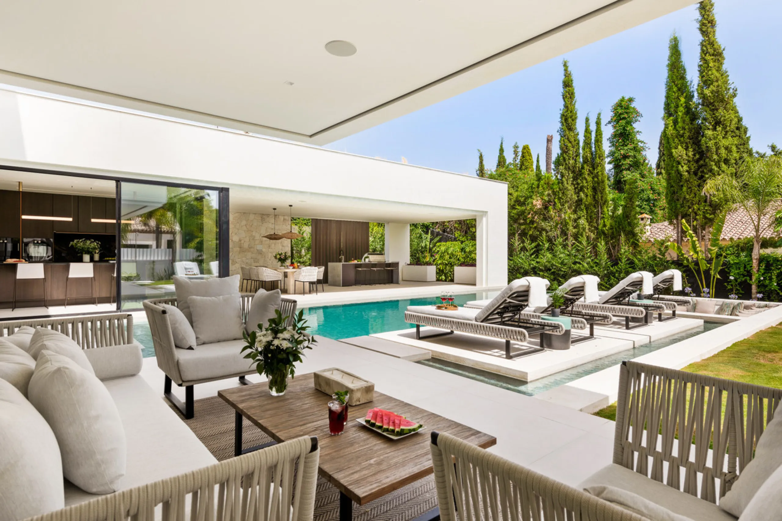 House - Detached Villa в продаже в Marbella, Málaga. В доме 5 спален и 7 ванных комнат. Площадь дома 586 м². Площадь участка 1200 м²