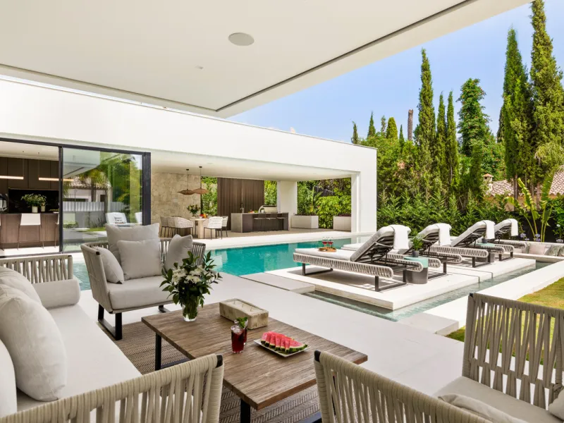 House - Detached Villa в продаже в Marbella, Málaga. В доме 5 спален и 7 ванных комнат. Площадь дома 586 м². Площадь участка 1200 м²