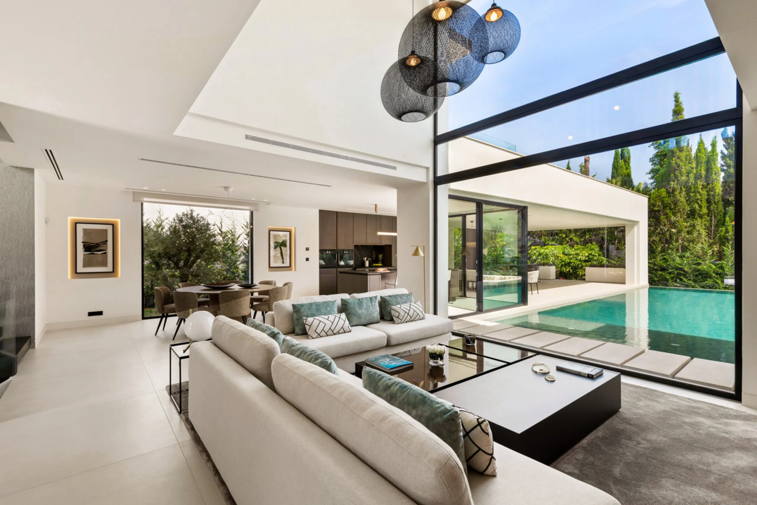 House - Detached Villa в продаже в Marbella, Málaga. В доме 5 спален и 7 ванных комнат. Площадь дома 586 м². Площадь участка 1200 м²