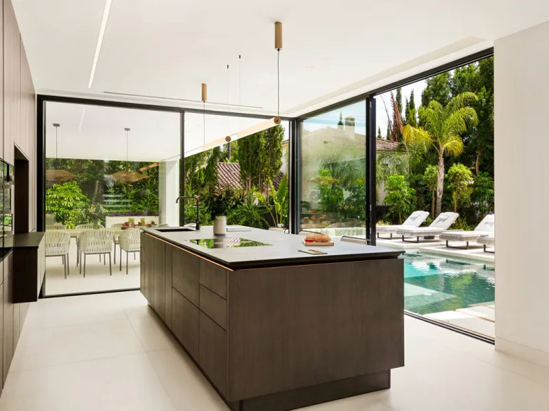 House - Detached Villa в продаже в Marbella, Málaga. В доме 5 спален и 7 ванных комнат. Площадь дома 586 м². Площадь участка 1200 м²
