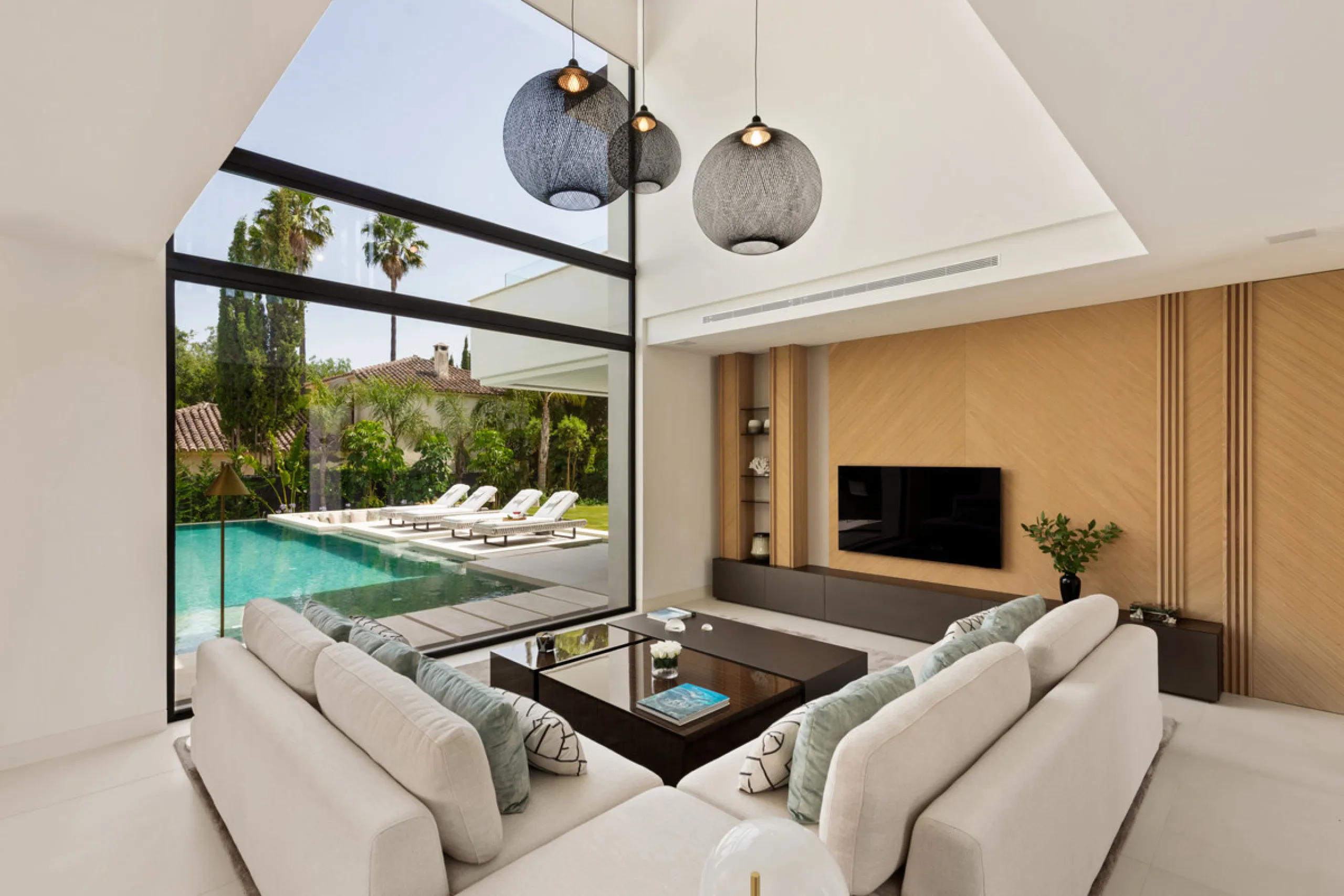 House - Detached Villa в продаже в Marbella, Málaga. В доме 5 спален и 7 ванных комнат. Площадь дома 586 м². Площадь участка 1200 м²