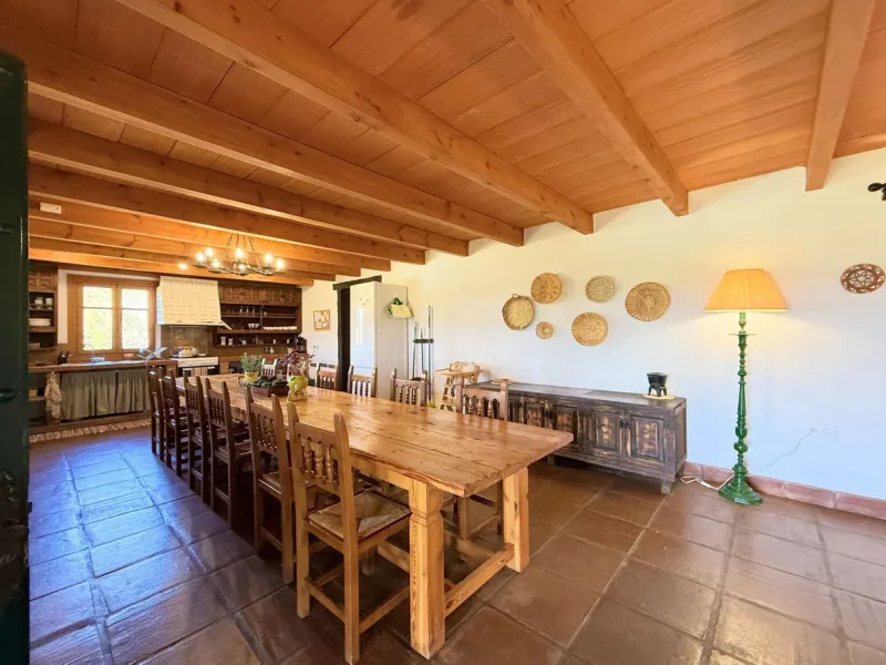Commercial - Hotel в продаже в Casares, Málaga. В доме 8 спален и 6 ванных комнат. Площадь дома 559 м². Площадь участка 60000 м²