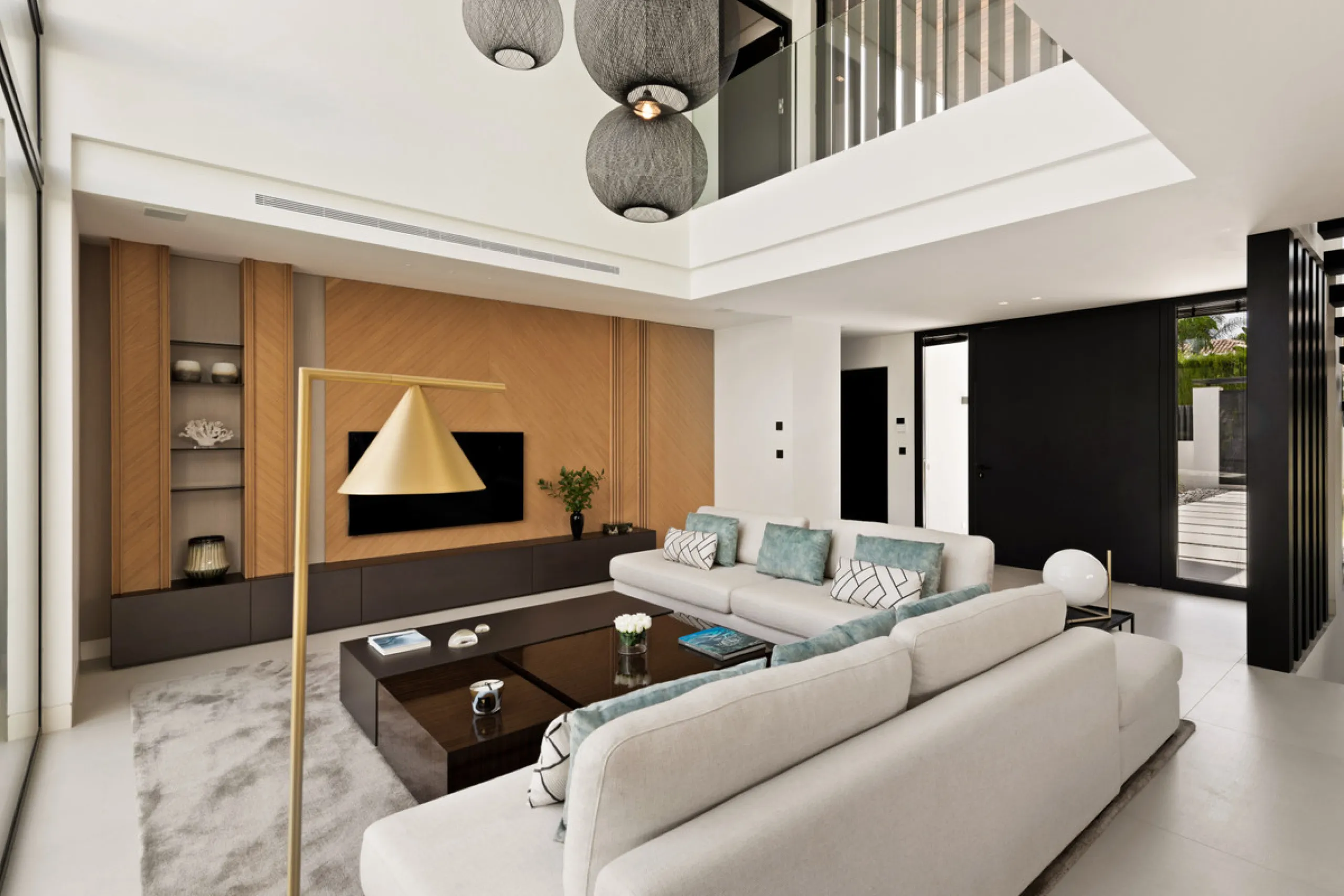 House - Detached Villa в продаже в Marbella, Málaga. В доме 5 спален и 7 ванных комнат. Площадь дома 586 м². Площадь участка 1200 м²