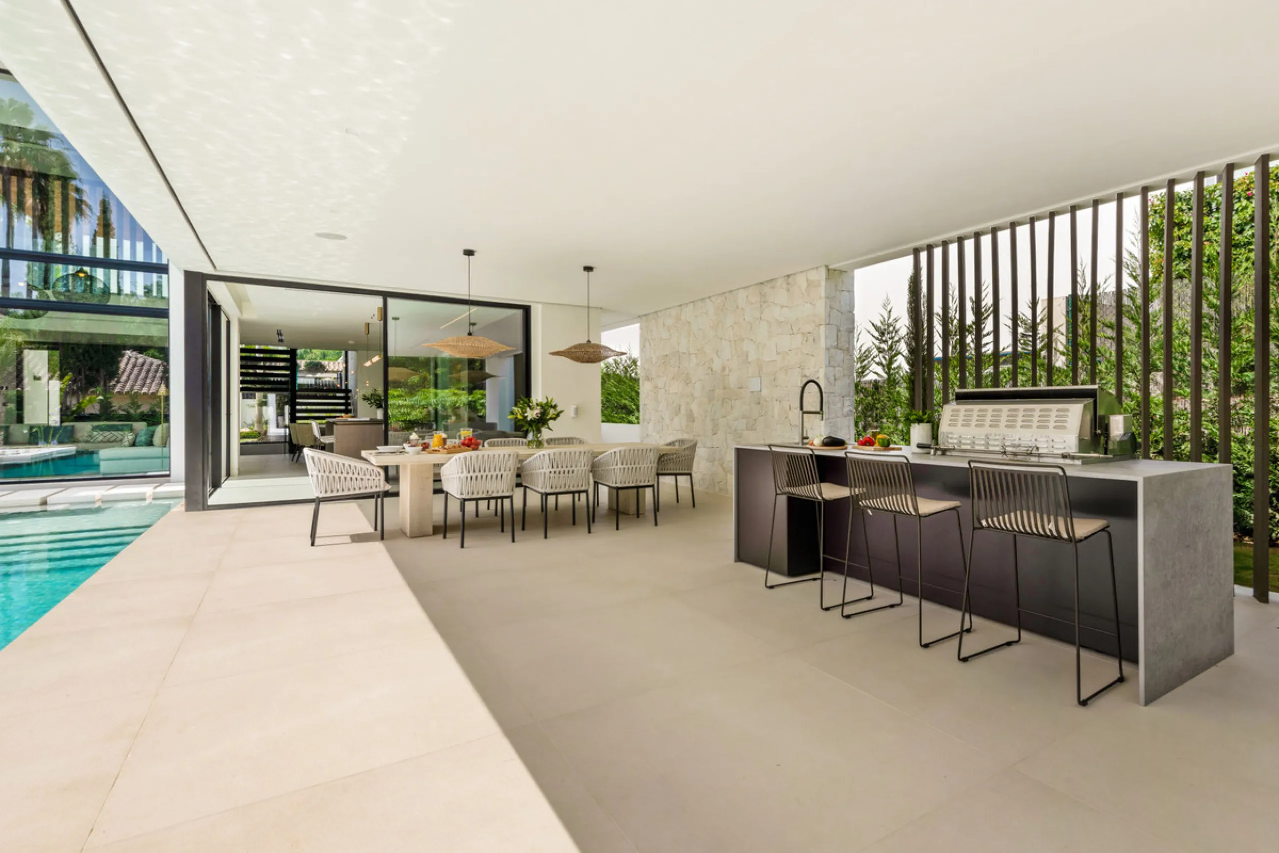 House - Detached Villa в продаже в Marbella, Málaga. В доме 5 спален и 7 ванных комнат. Площадь дома 586 м². Площадь участка 1200 м²