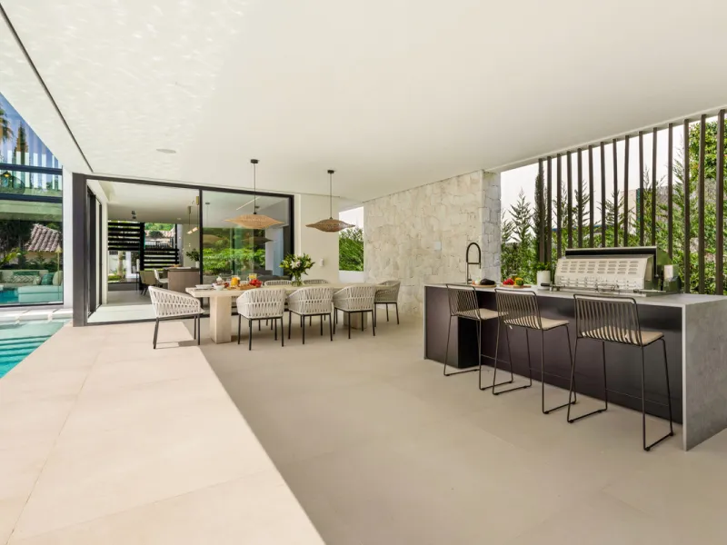 House - Detached Villa в продаже в Marbella, Málaga. В доме 5 спален и 7 ванных комнат. Площадь дома 586 м². Площадь участка 1200 м²