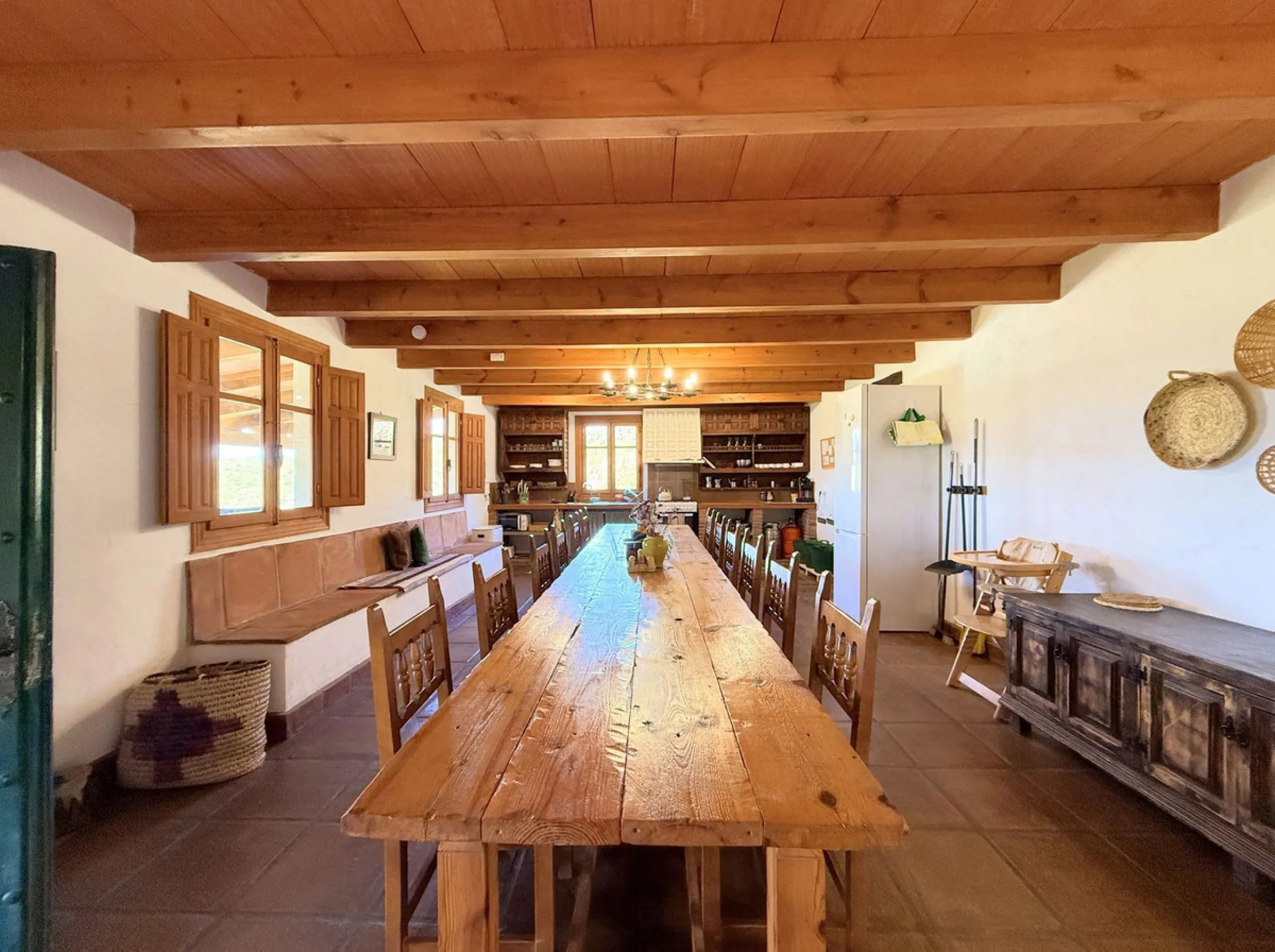 Commercial - Hotel в продаже в Casares, Málaga. В доме 8 спален и 6 ванных комнат. Площадь дома 559 м². Площадь участка 60000 м²