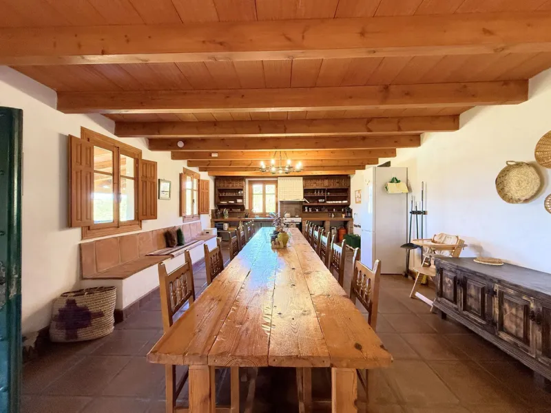 Commercial - Hotel в продаже в Casares, Málaga. В доме 8 спален и 6 ванных комнат. Площадь дома 559 м². Площадь участка 60000 м²