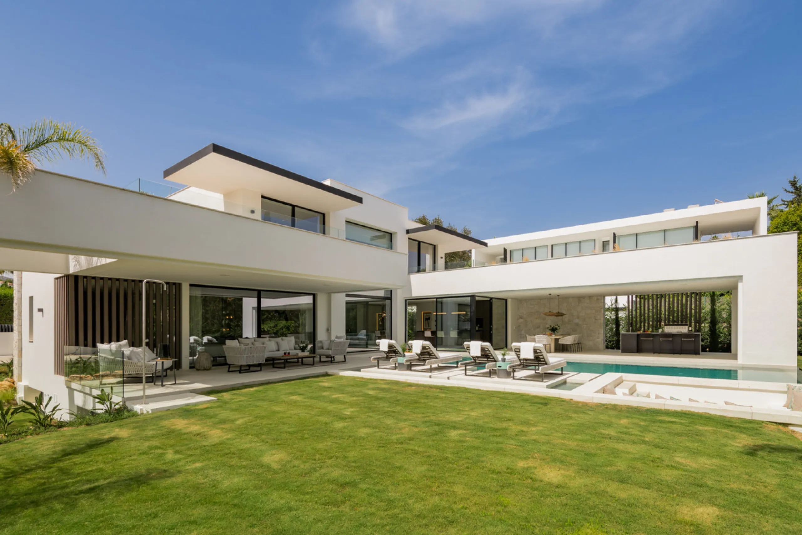 House - Detached Villa в продаже в Marbella, Málaga. В доме 5 спален и 7 ванных комнат. Площадь дома 586 м². Площадь участка 1200 м²
